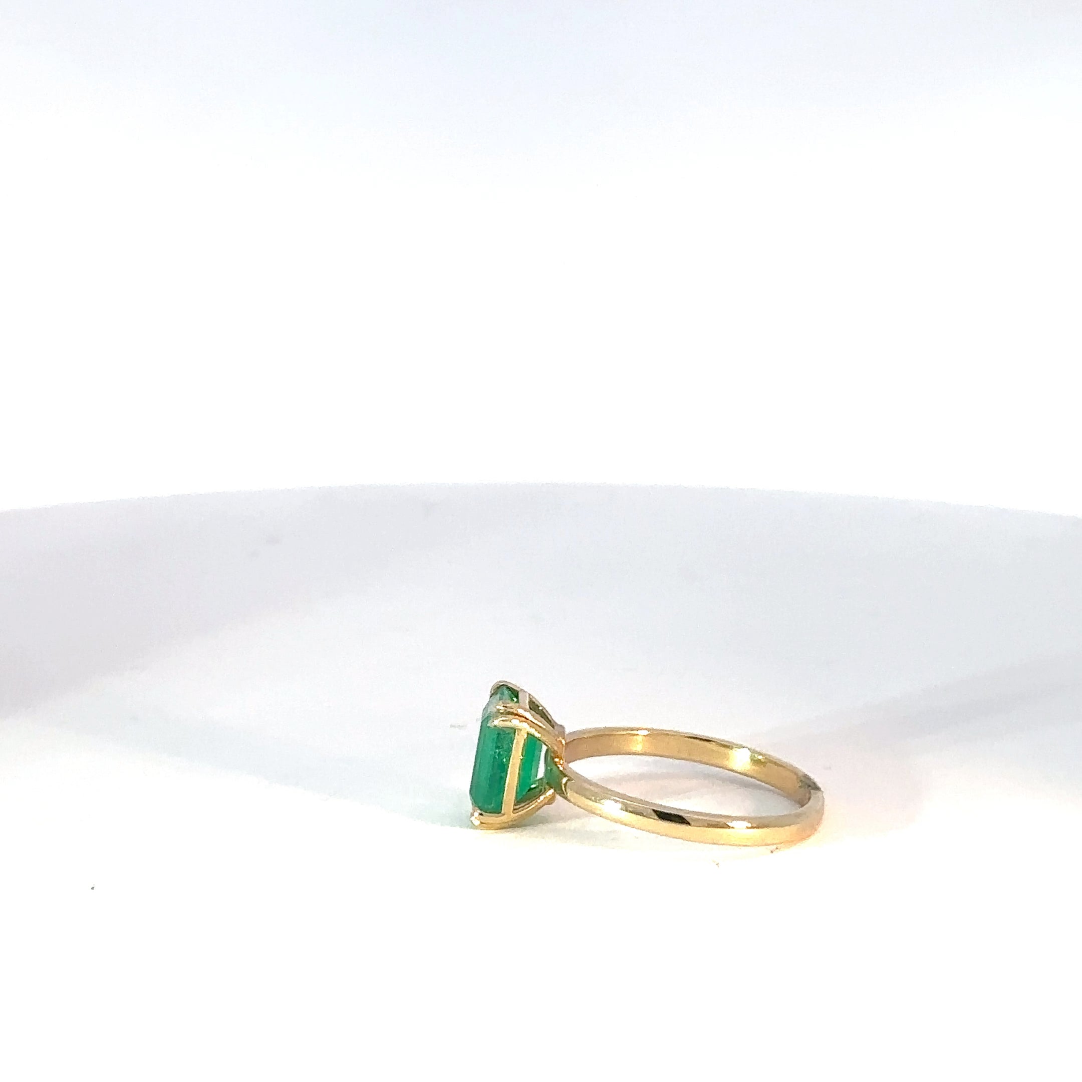 Anillo Solitario de Oro Amarillo con Esmeralda Talla Esmeralda