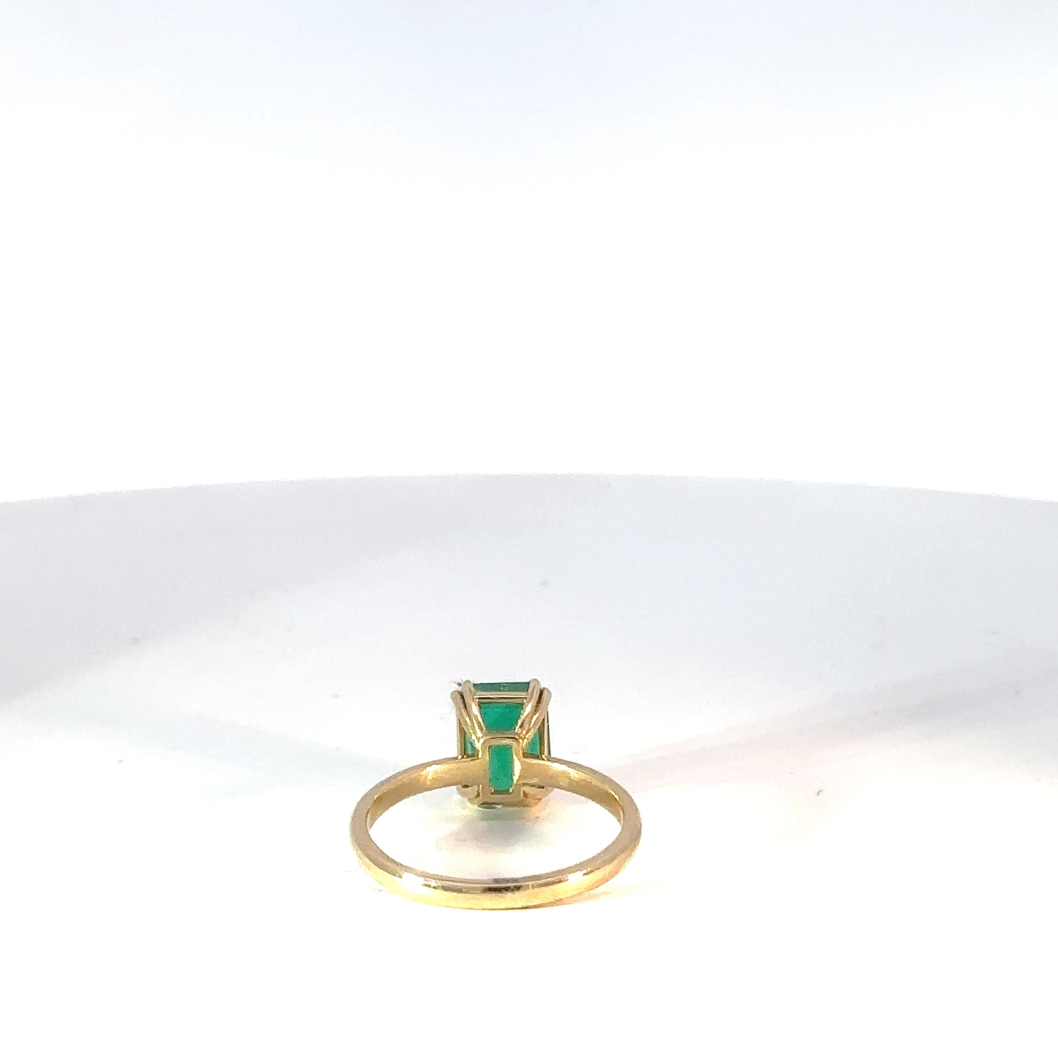 Anillo Solitario de Oro Amarillo con Esmeralda Talla Esmeralda