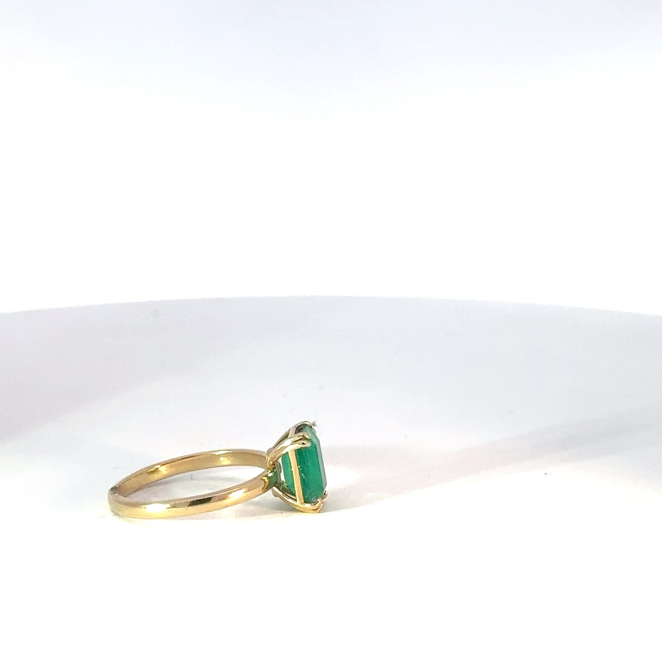 Anillo Solitario de Oro Amarillo con Esmeralda Talla Esmeralda