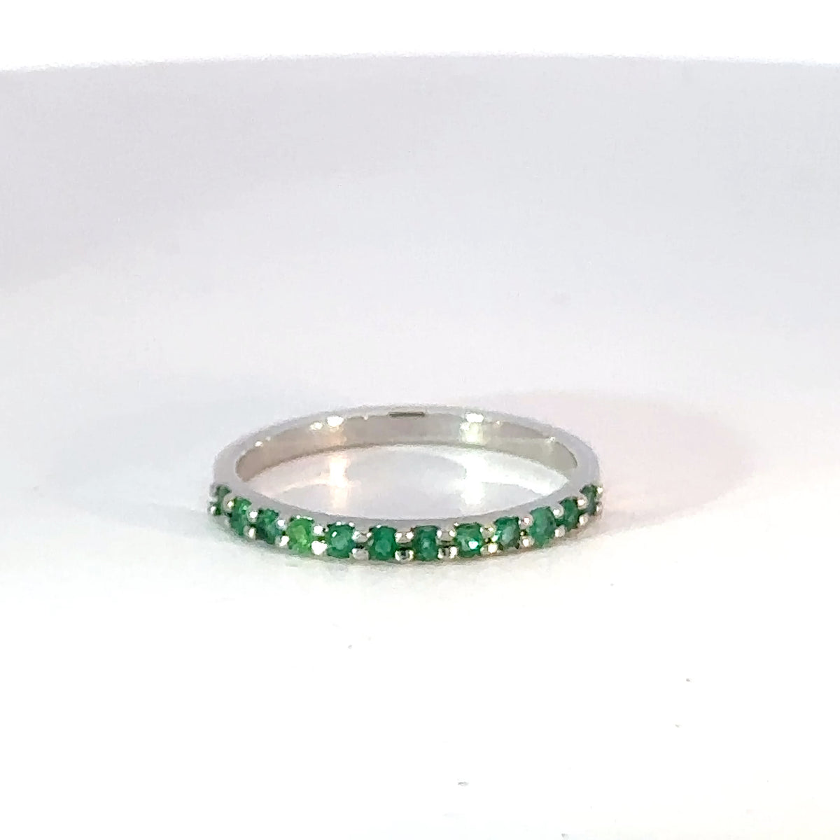 Anillo Cintillo en Oro Blanco con Esmeraldas