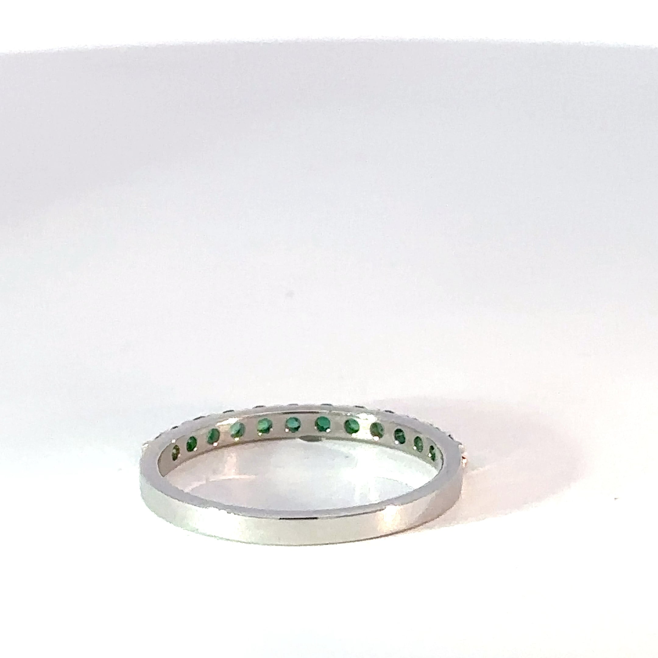 Anillo Cintillo en Oro Blanco con Esmeraldas