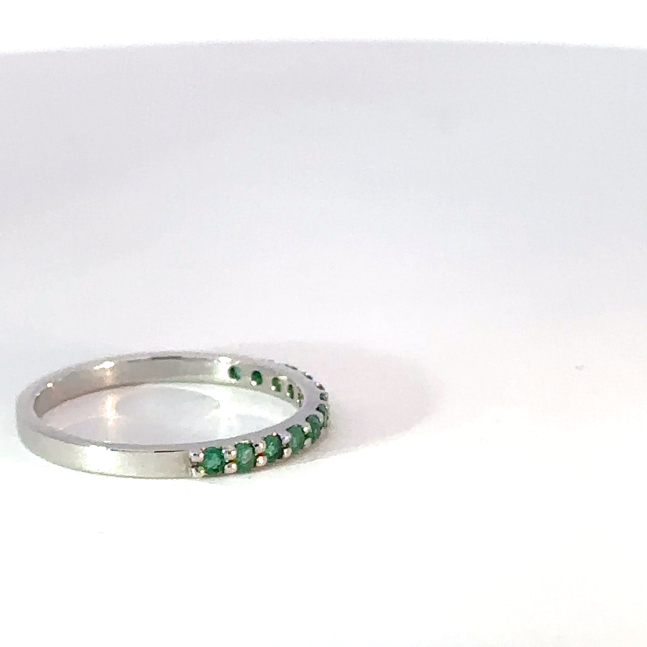 Anillo Cintillo en Oro Blanco con Esmeraldas