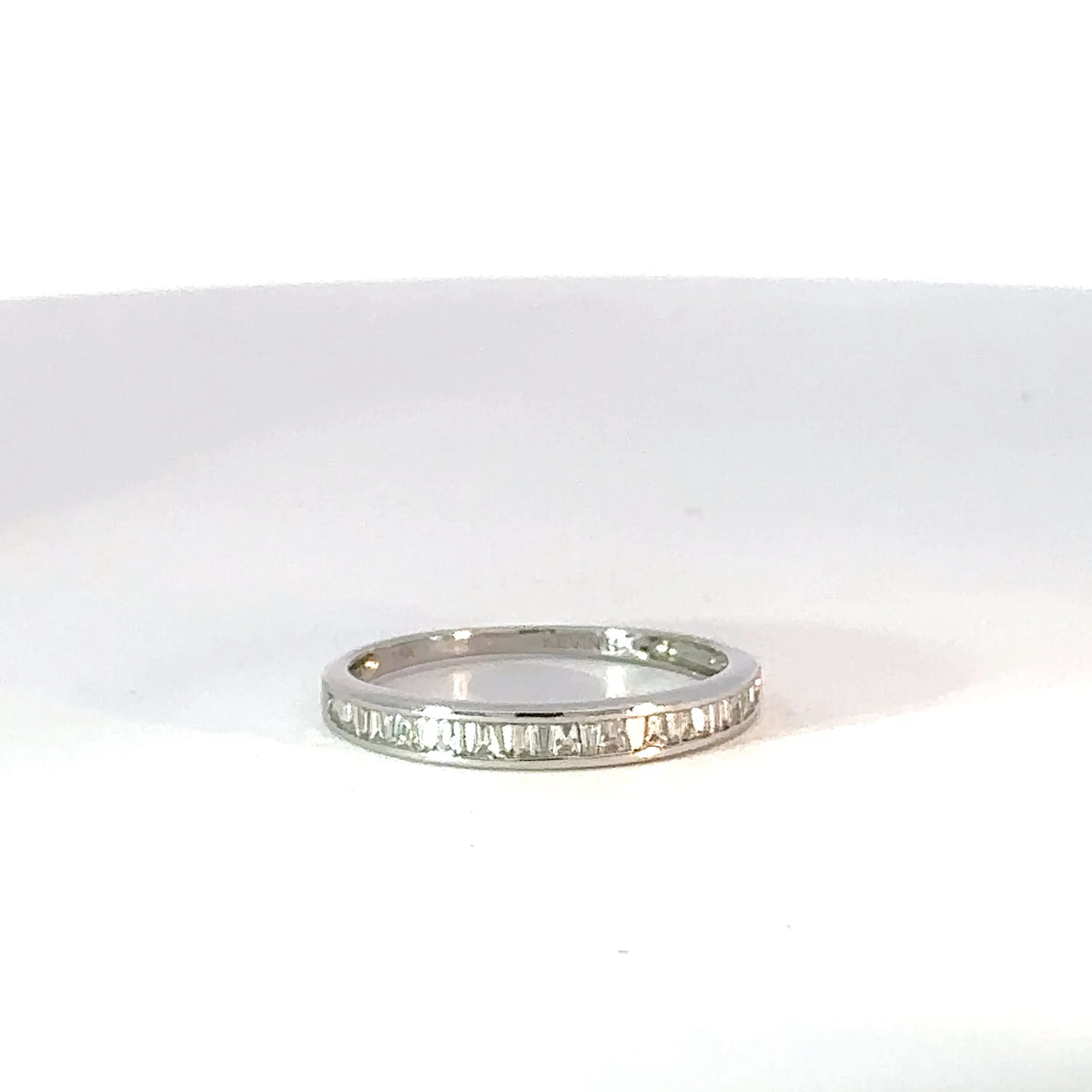 Anillo Cintillo en Oro Blanco