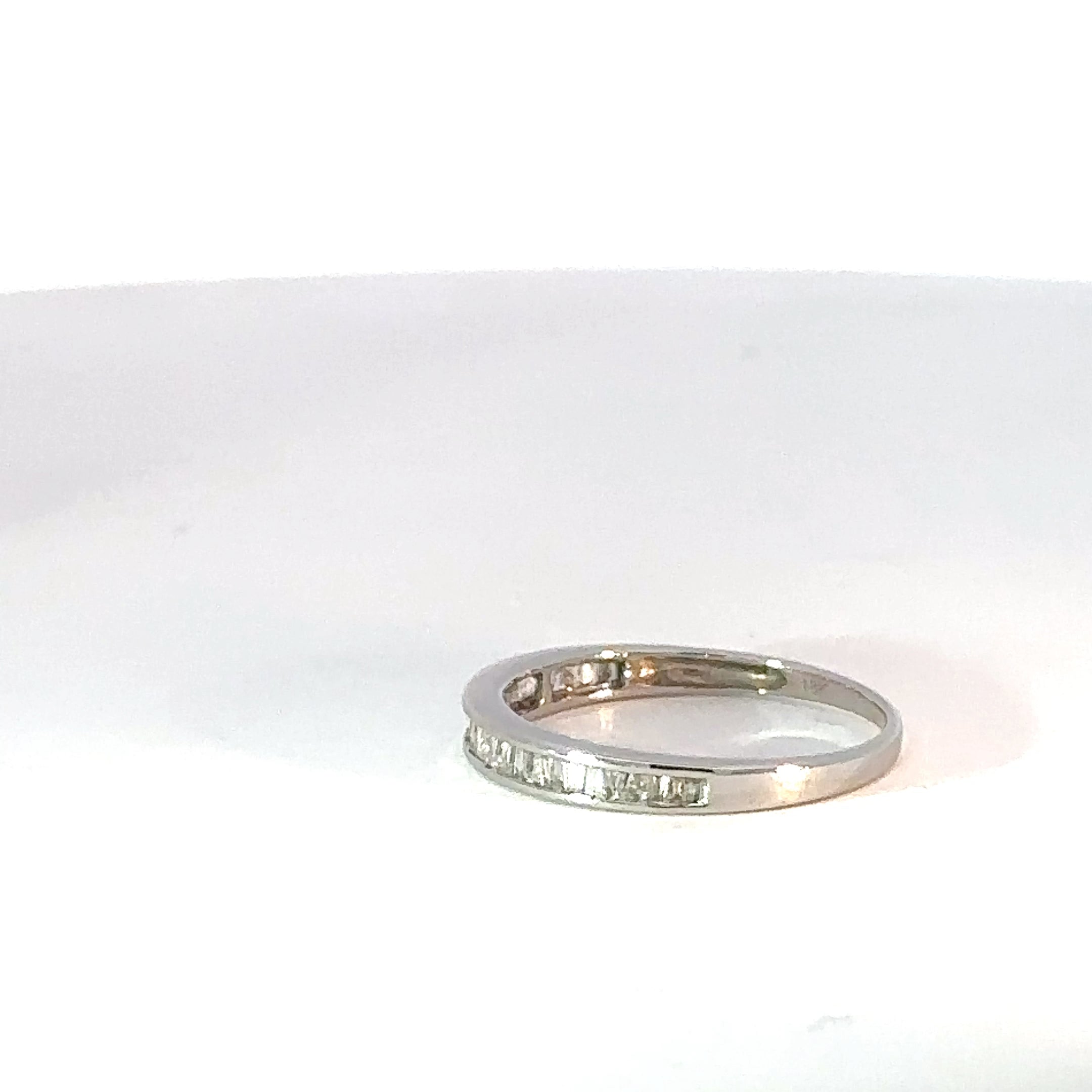 Anillo Cintillo en Oro Blanco