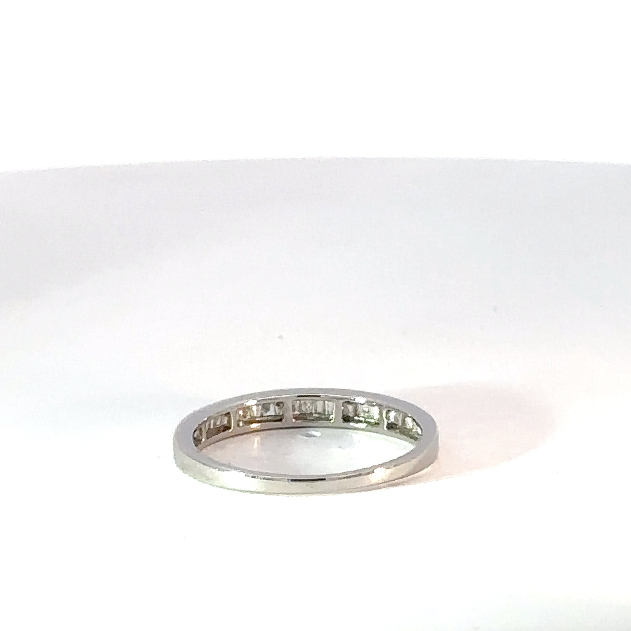 Anillo Cintillo en Oro Blanco