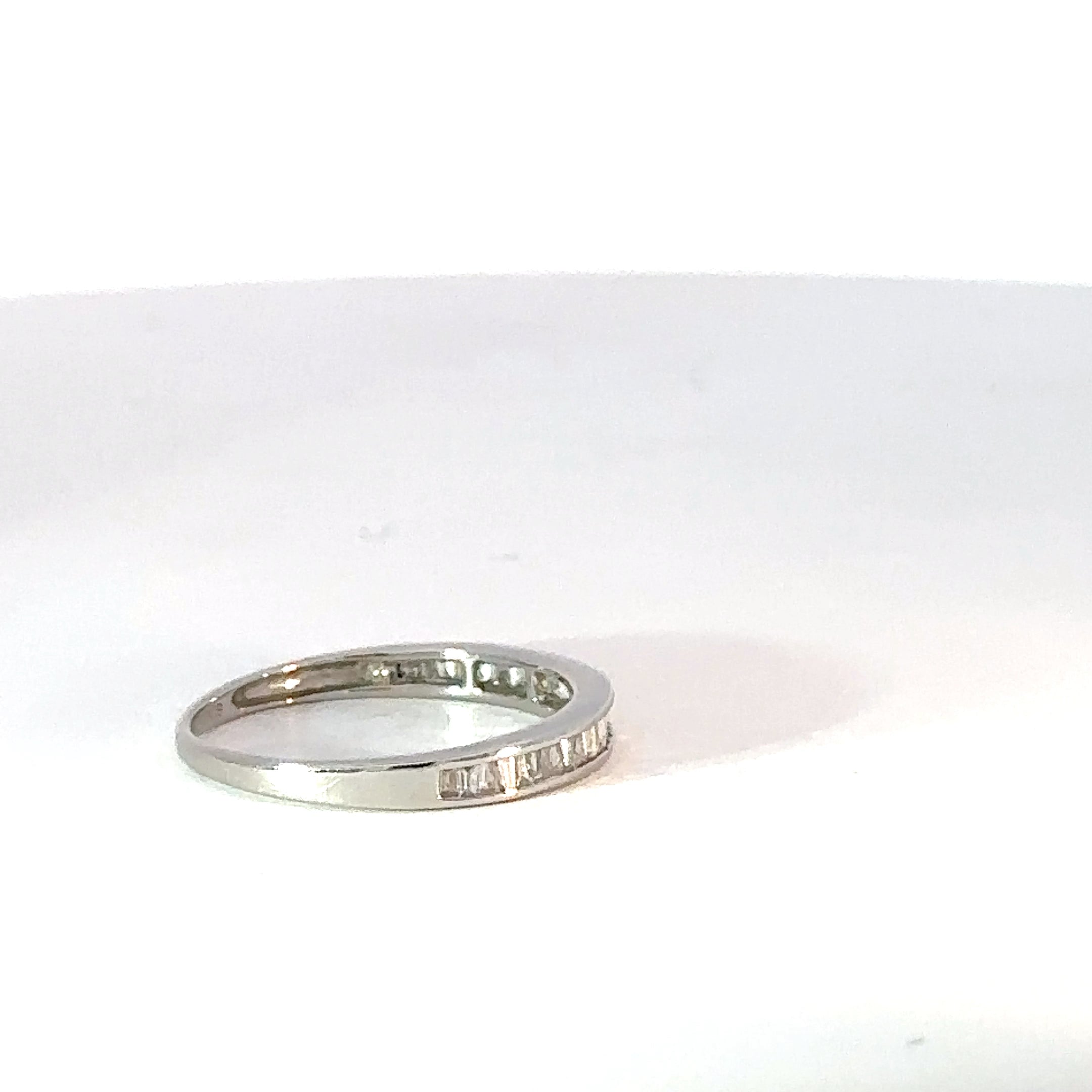 Anillo Cintillo en Oro Blanco