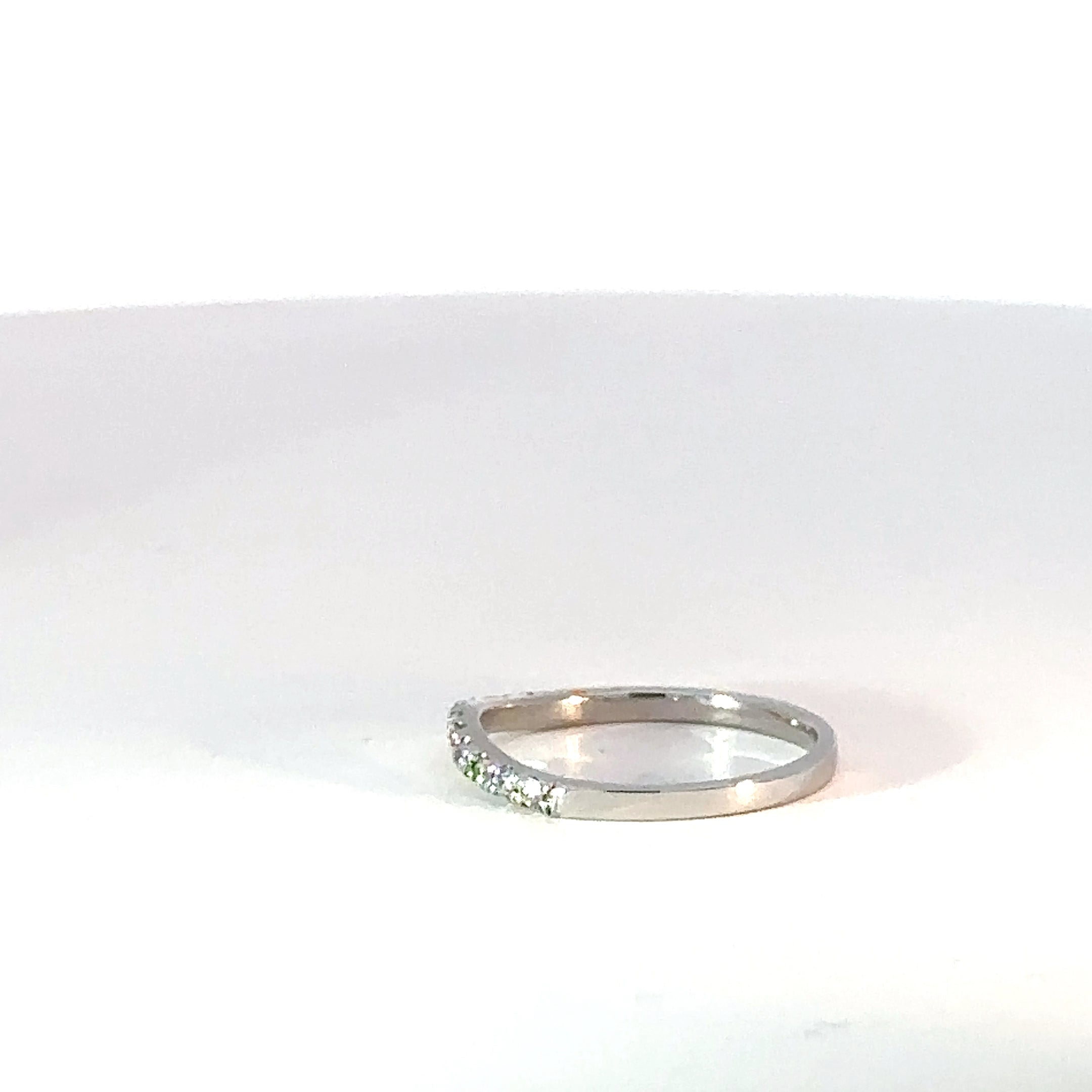 Anillo curvo en Oro Blanco con Diamantes