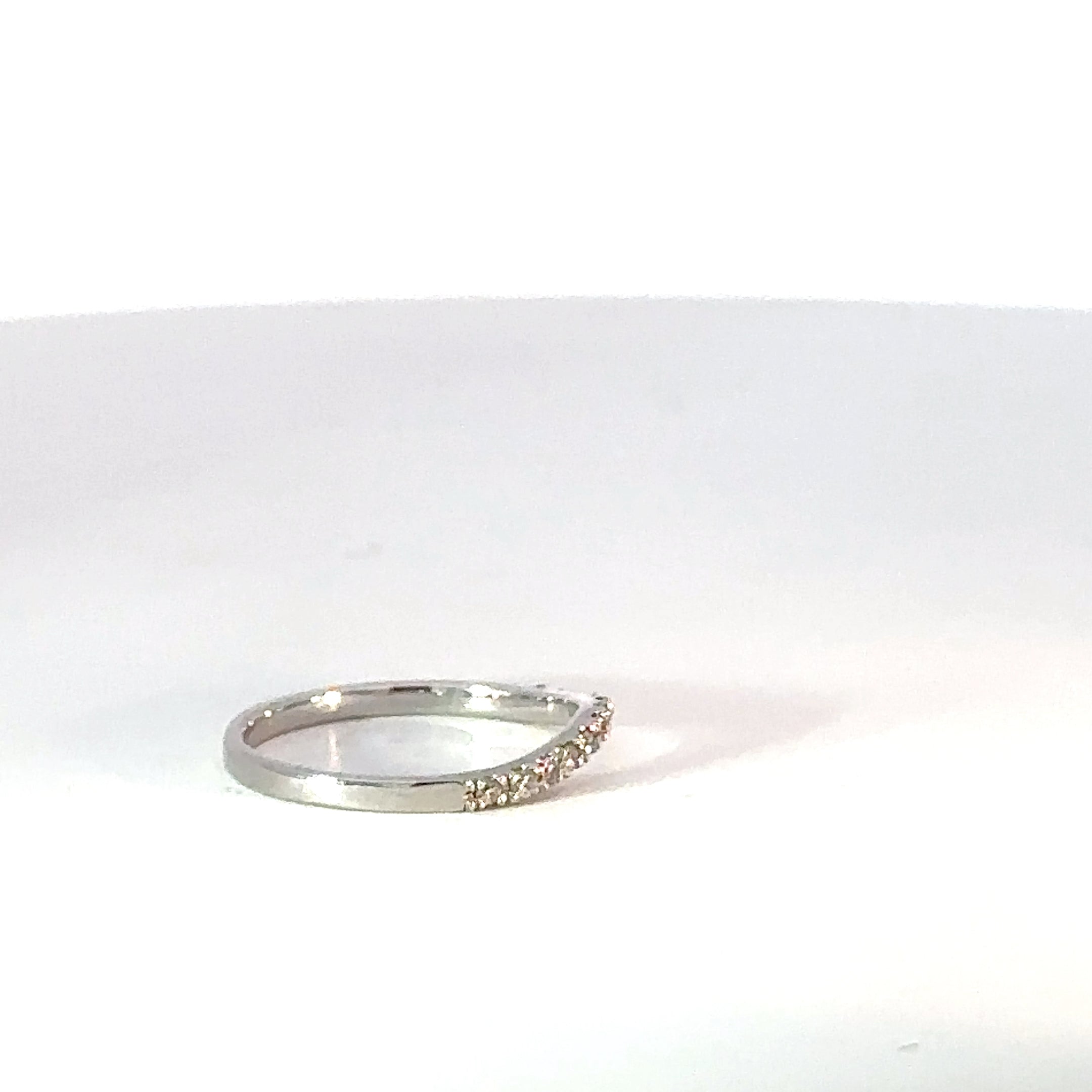 Anillo curvo en Oro Blanco con Diamantes