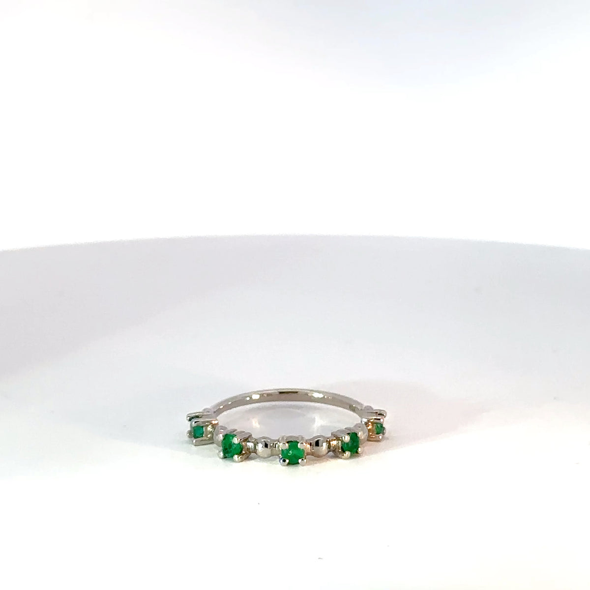 Anillo de Cinco Esmeraldas en Oro Blanco