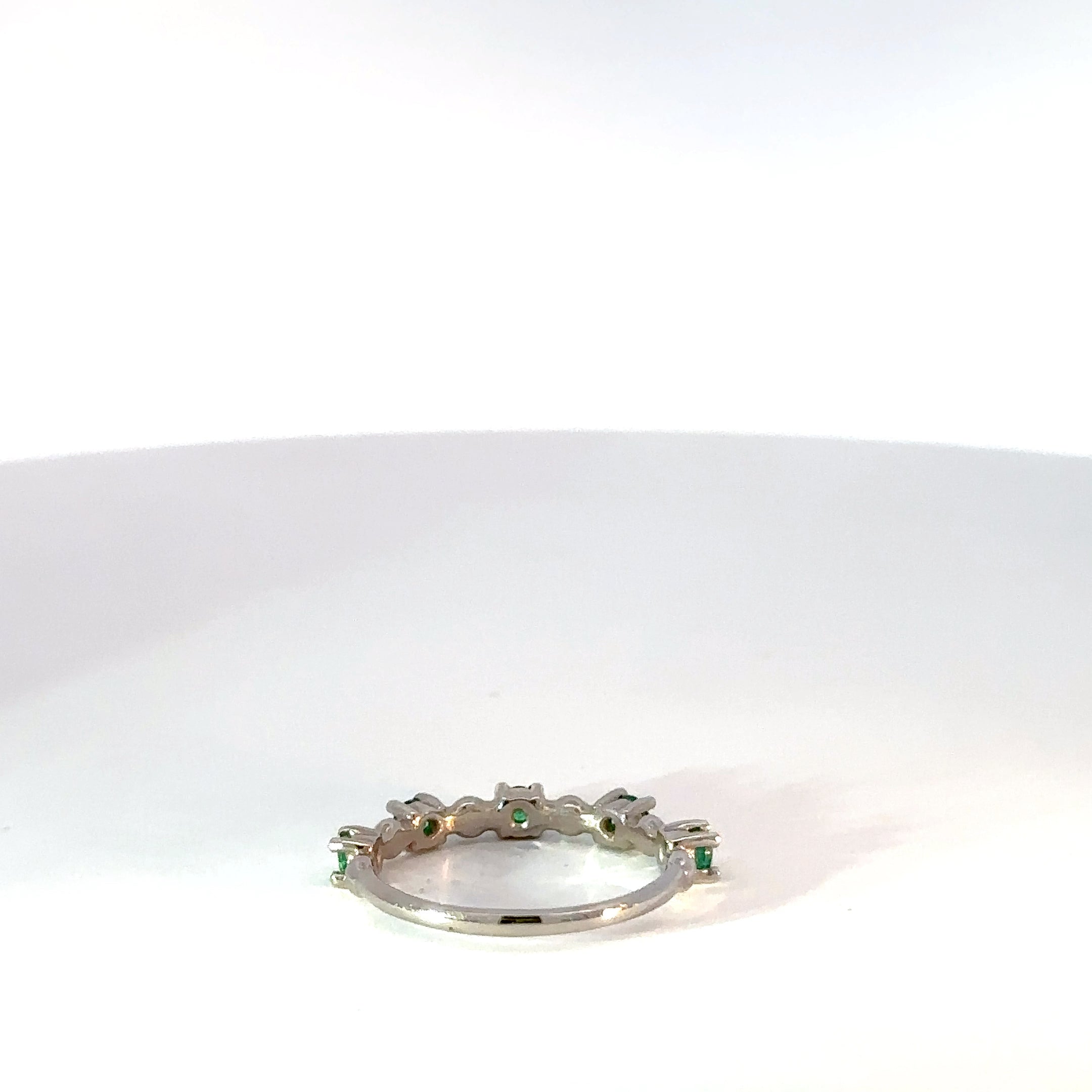 Anillo de Cinco Esmeraldas en Oro Blanco