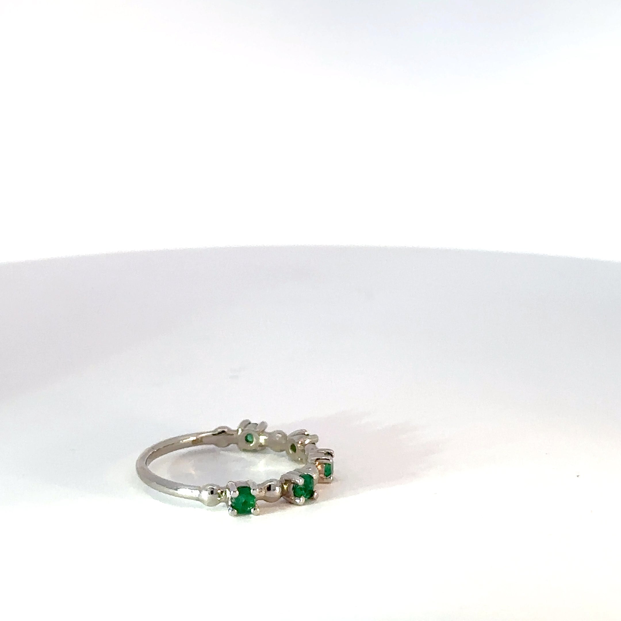 Anillo de Cinco Esmeraldas en Oro Blanco