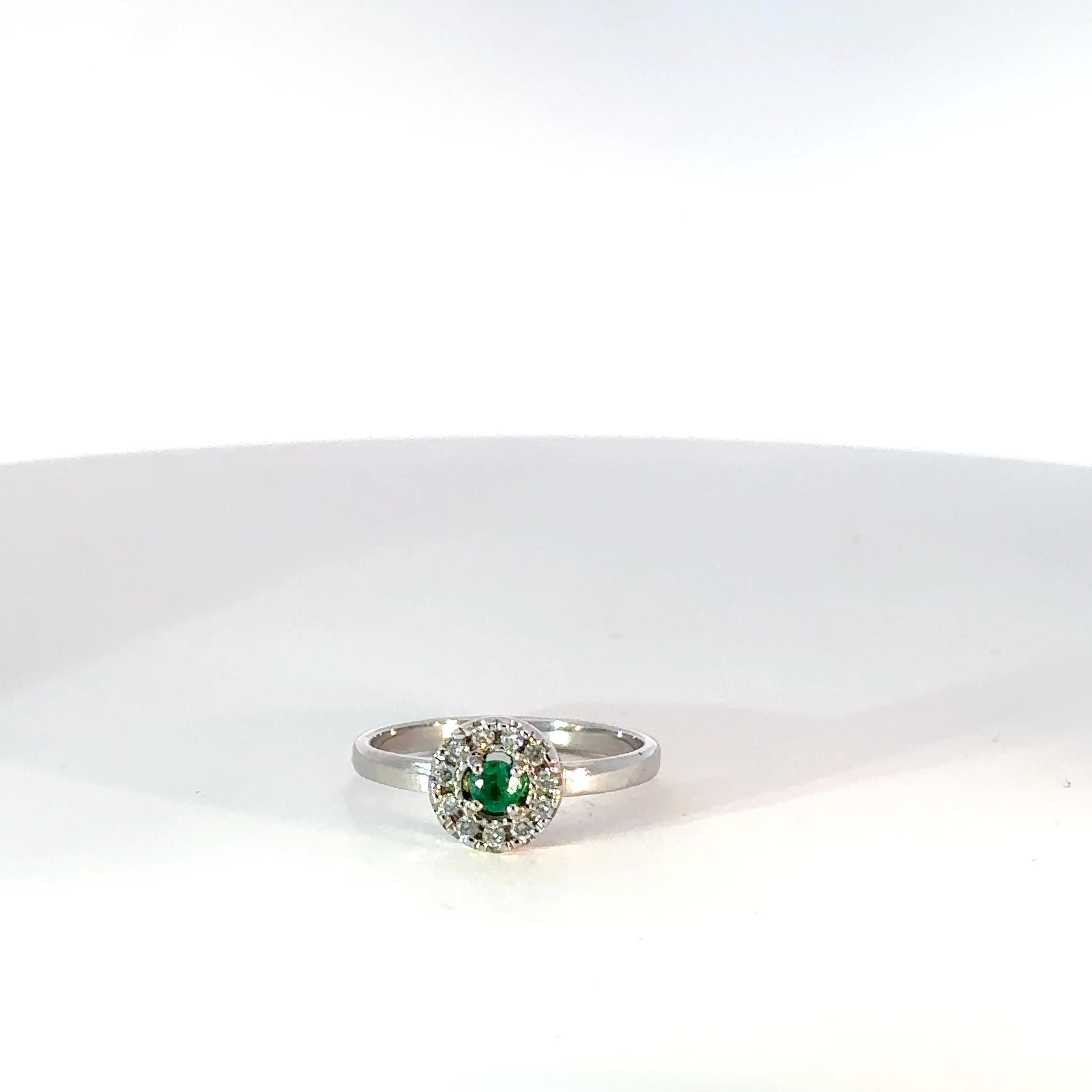 Anillo en Oro Blanco con Esmeralda y Diamantes