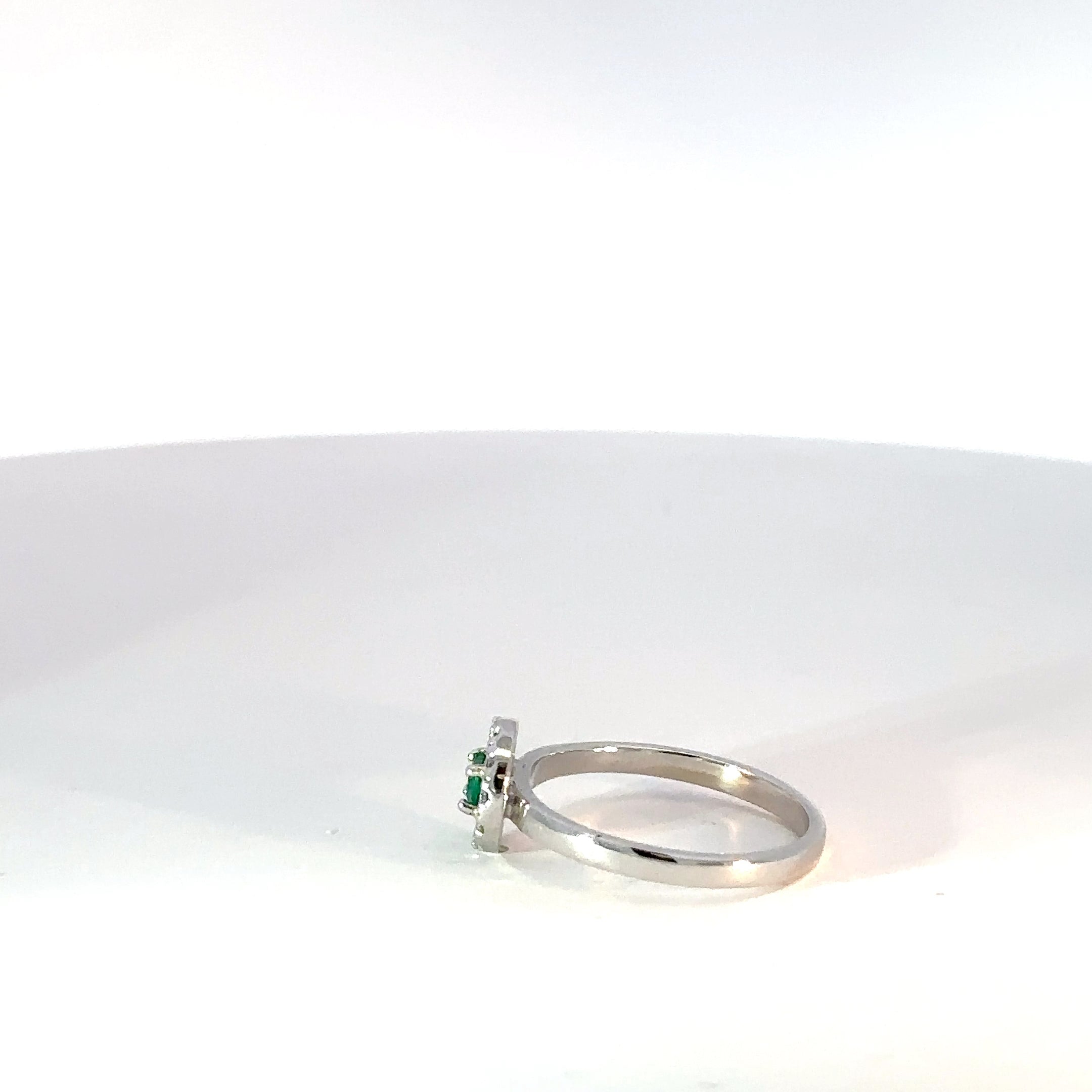 Anillo en Oro Blanco con Esmeralda y Diamantes