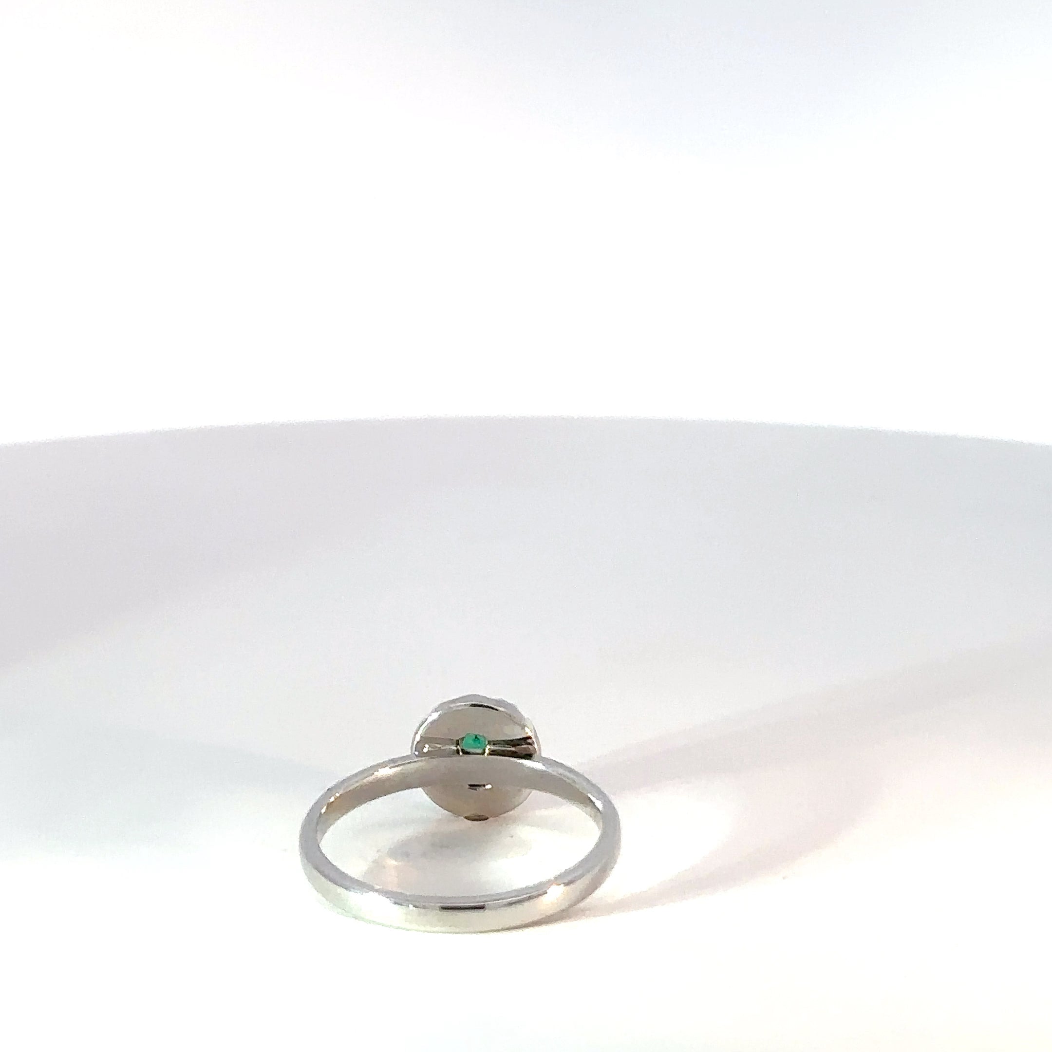 Anillo en Oro Blanco con Esmeralda y Diamantes