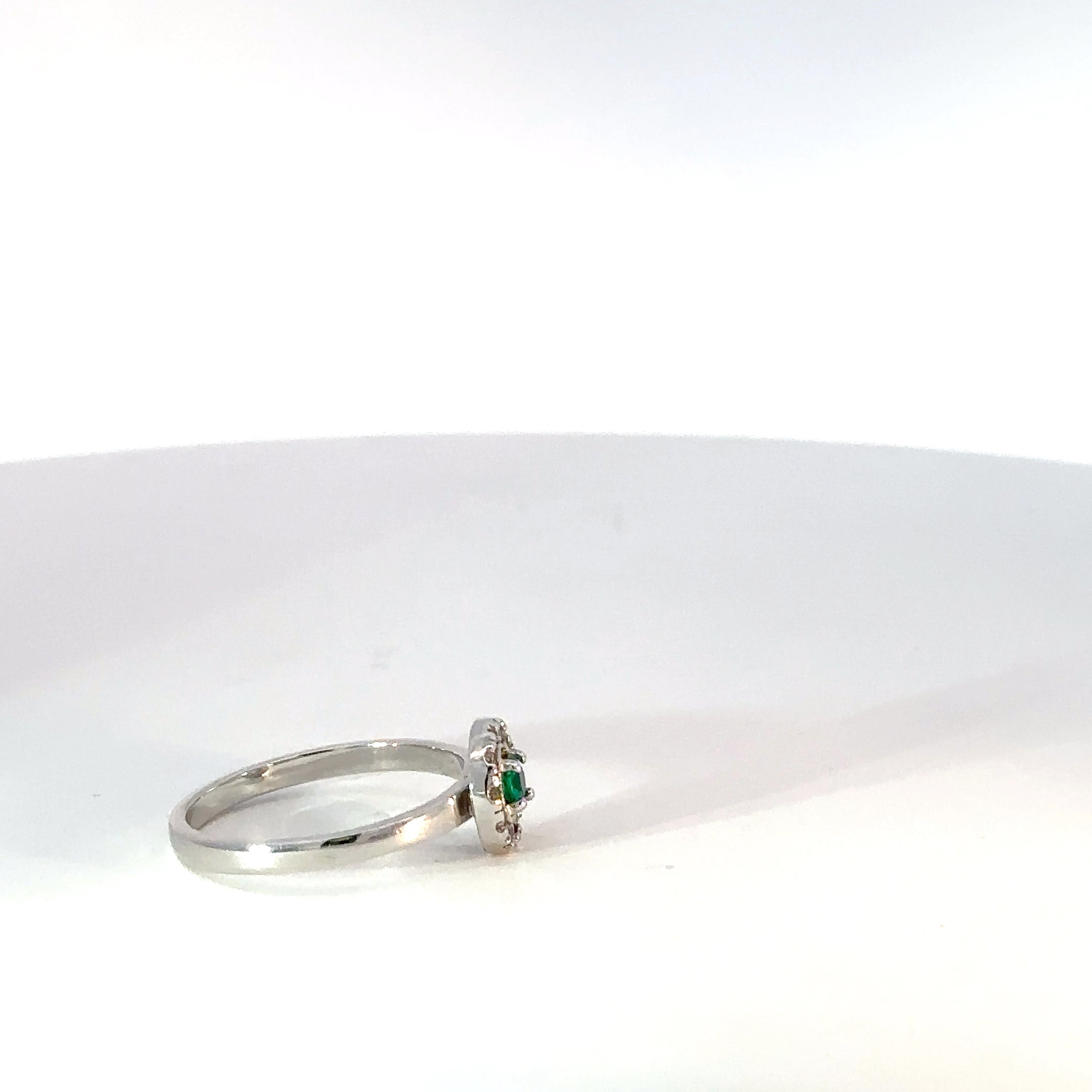 Anillo en Oro Blanco con Esmeralda y Diamantes