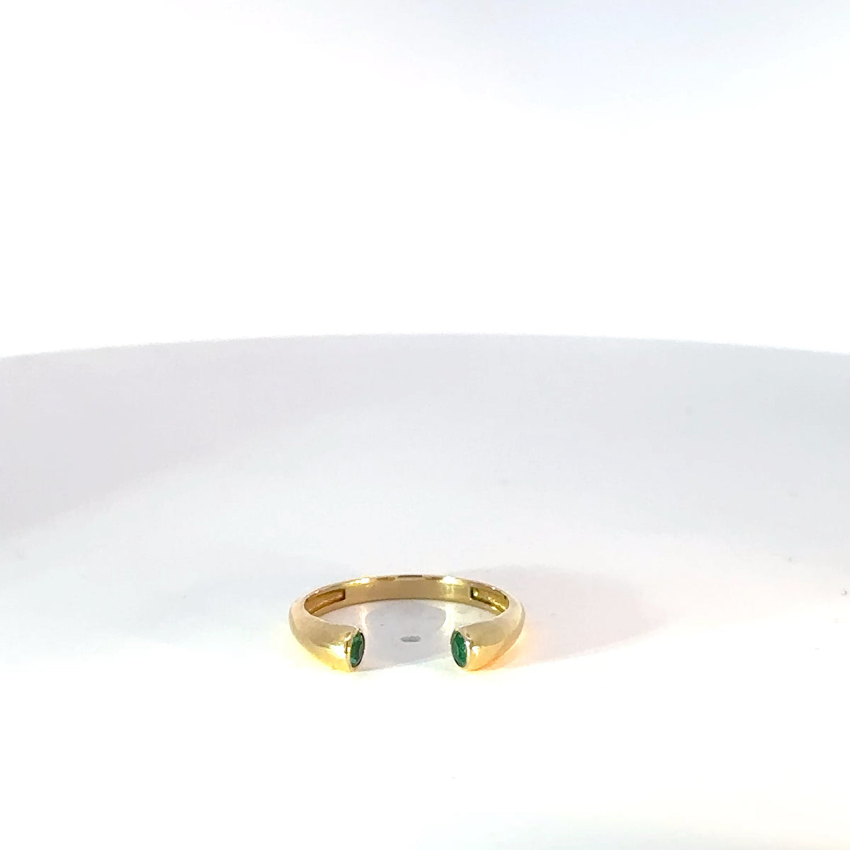 Anillo oro amarillo abierto con esmeralda bisel