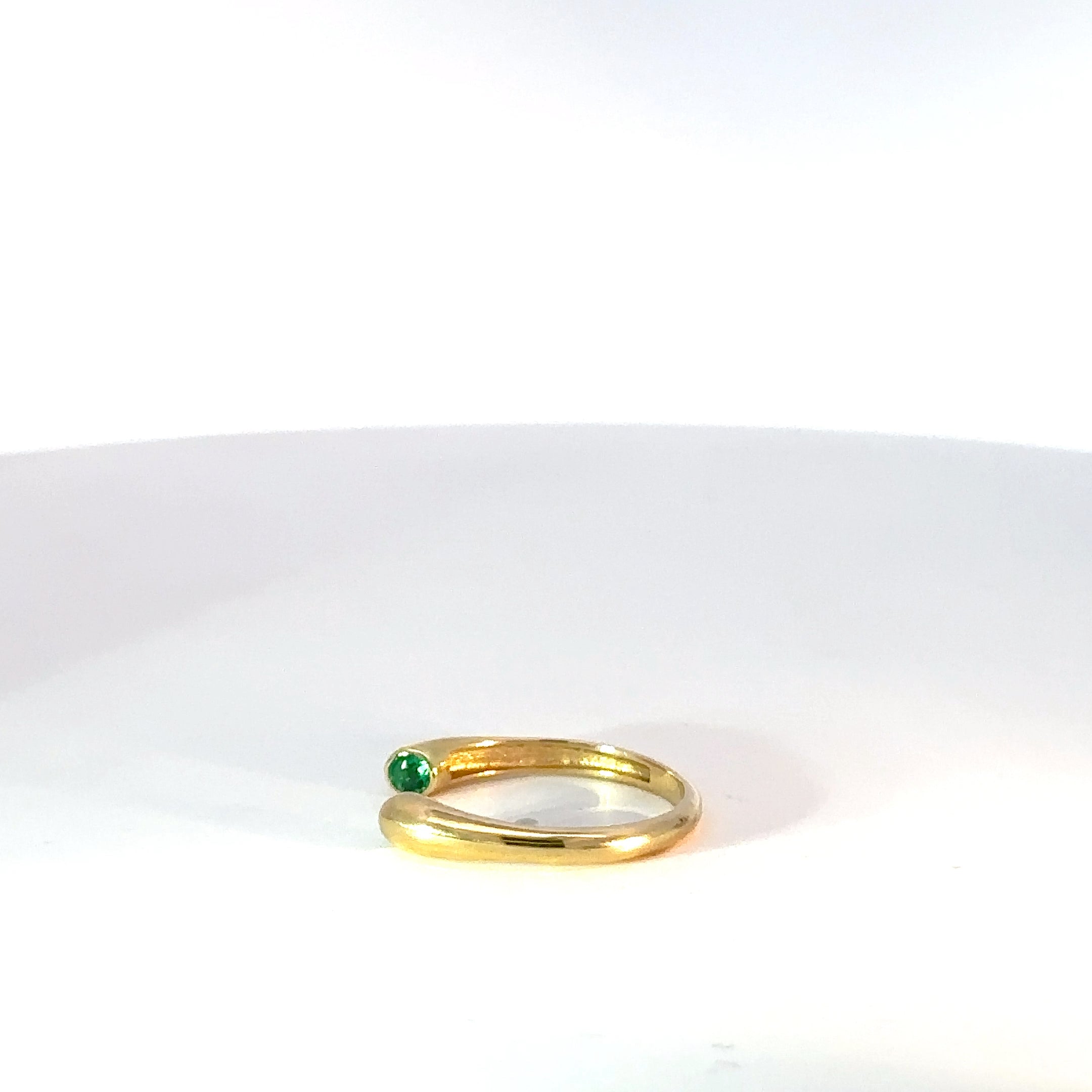 Anillo oro amarillo abierto con esmeralda bisel