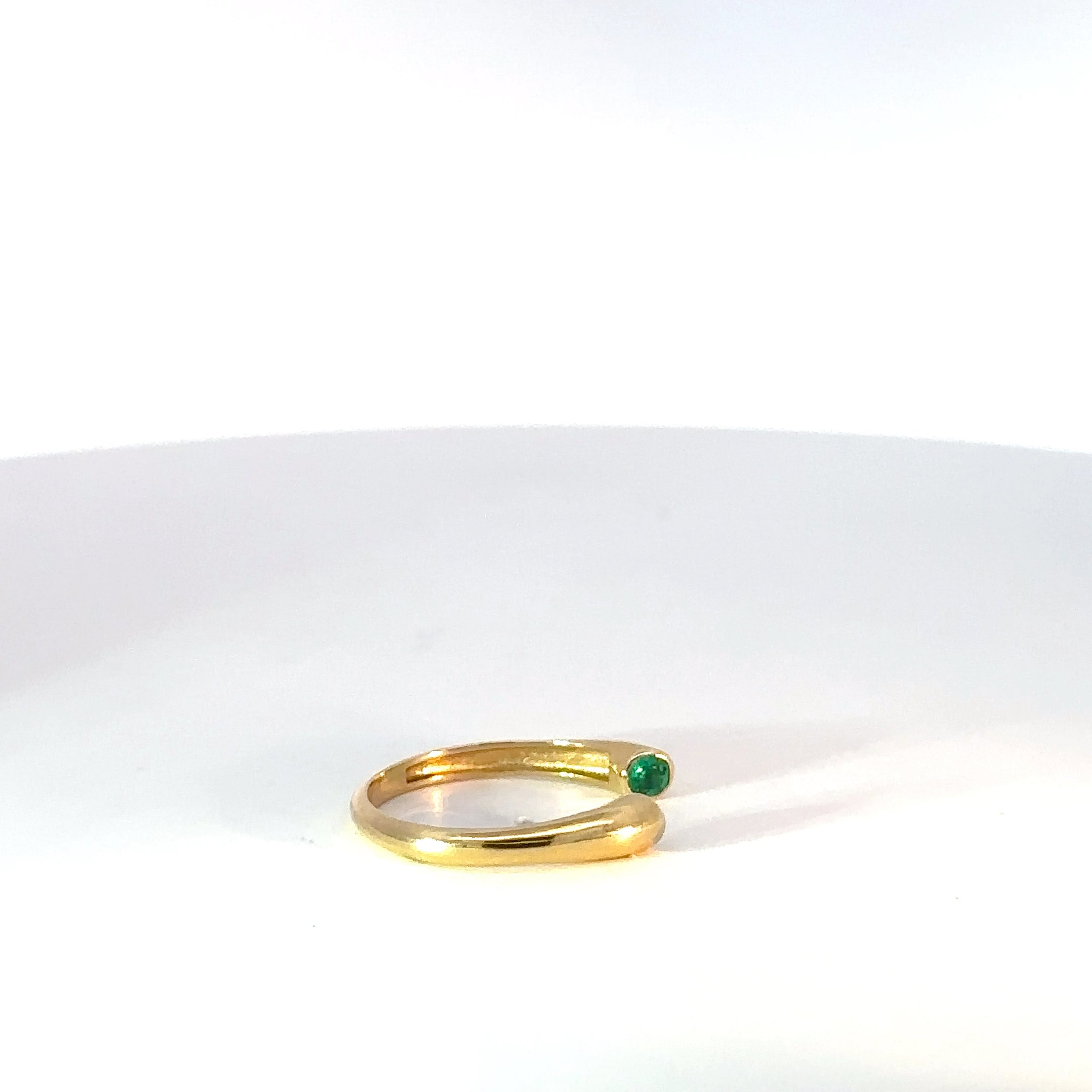 Anillo oro amarillo abierto con esmeralda bisel