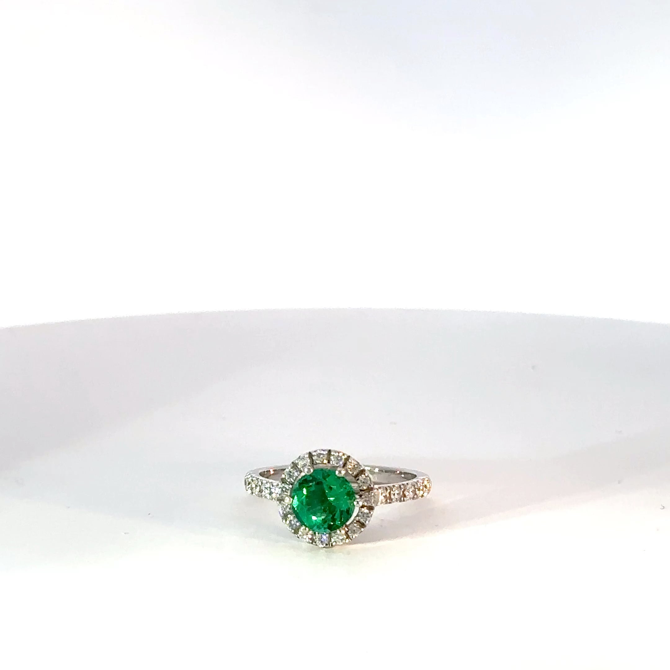 Anillo halo Esmeralda natural y diamantes