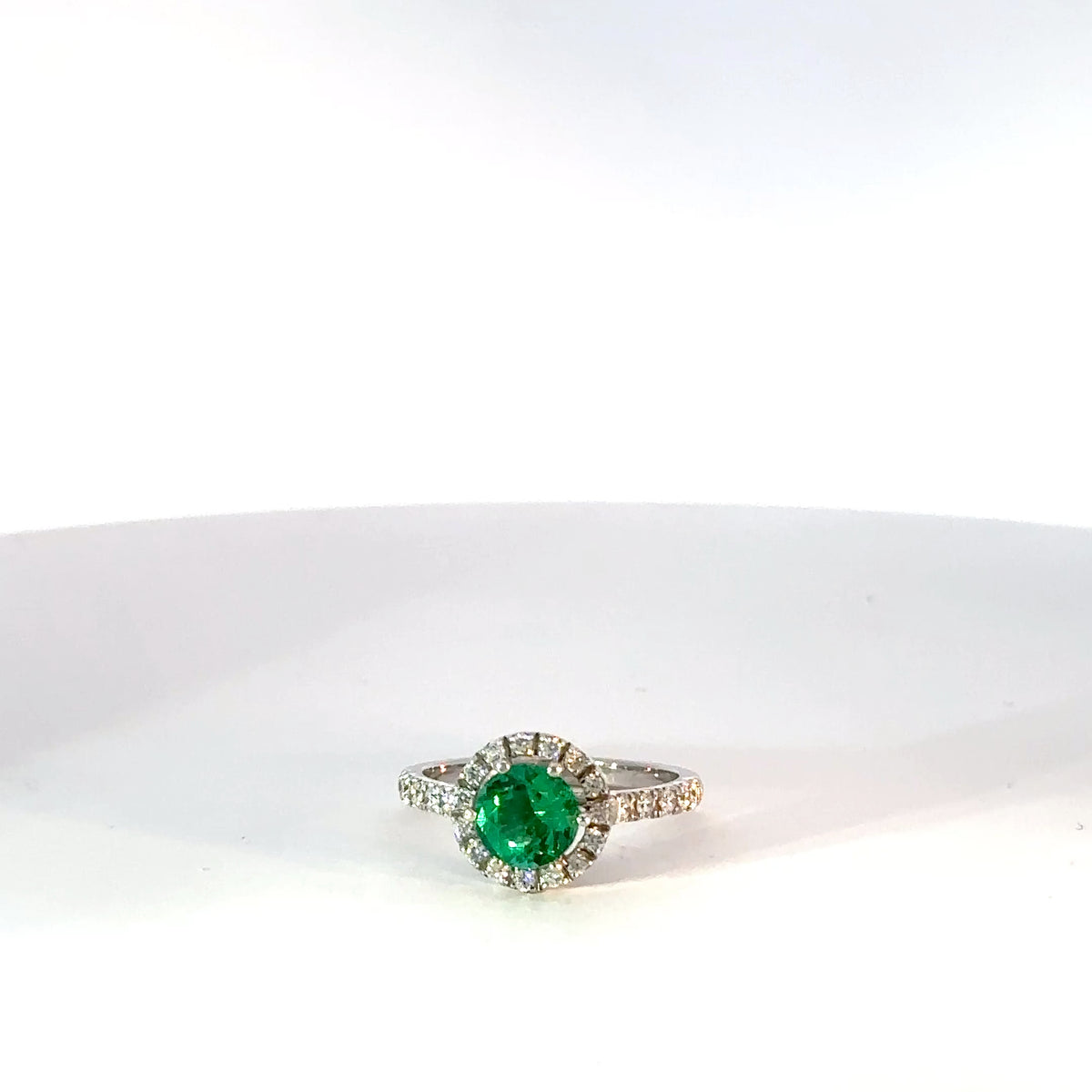 Anillo halo Esmeralda natural y diamantes