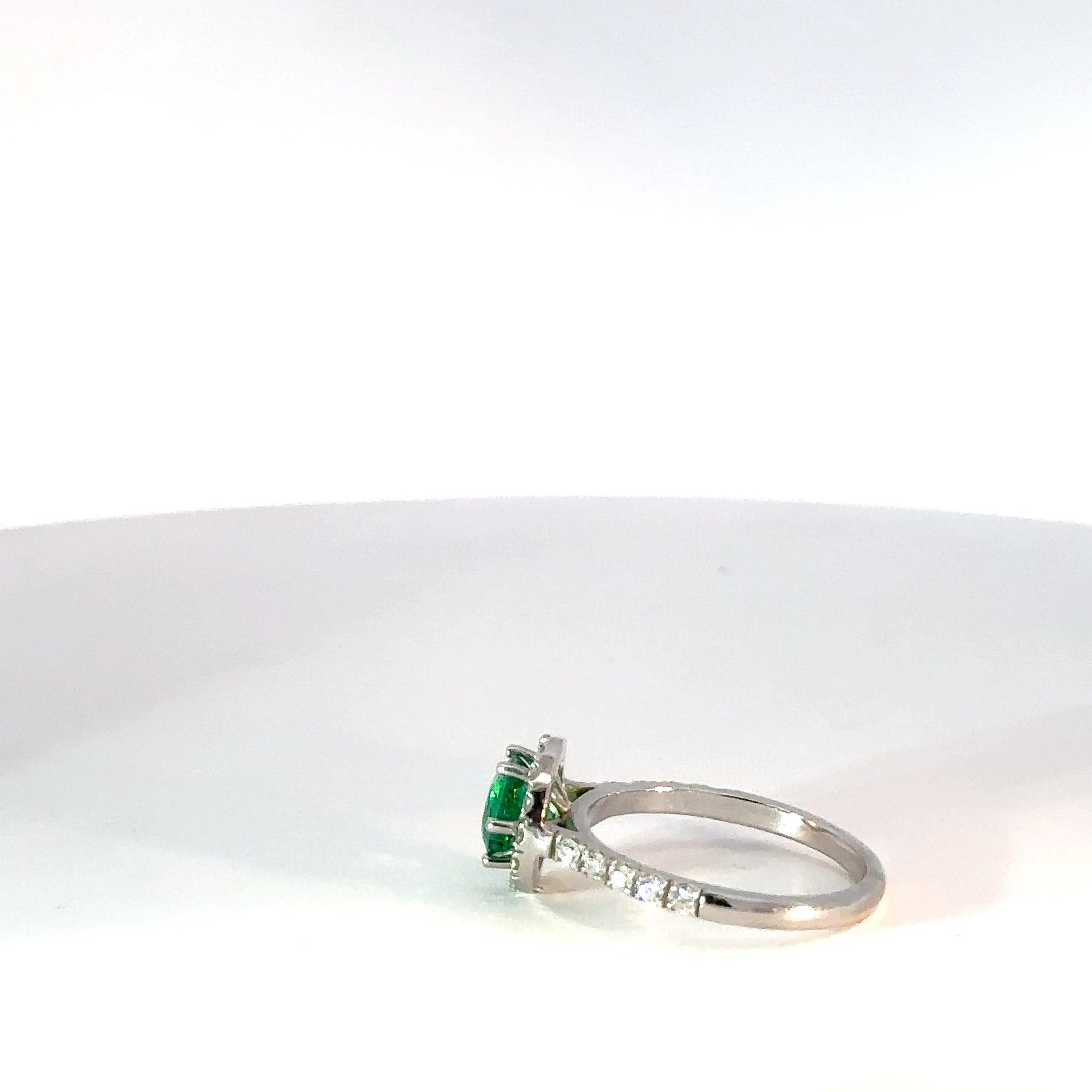 Anillo halo Esmeralda natural y diamantes