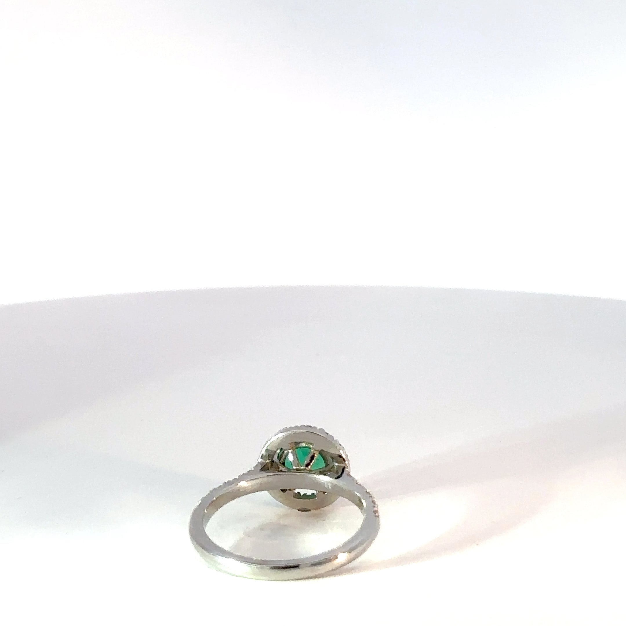 Anillo halo Esmeralda natural y diamantes