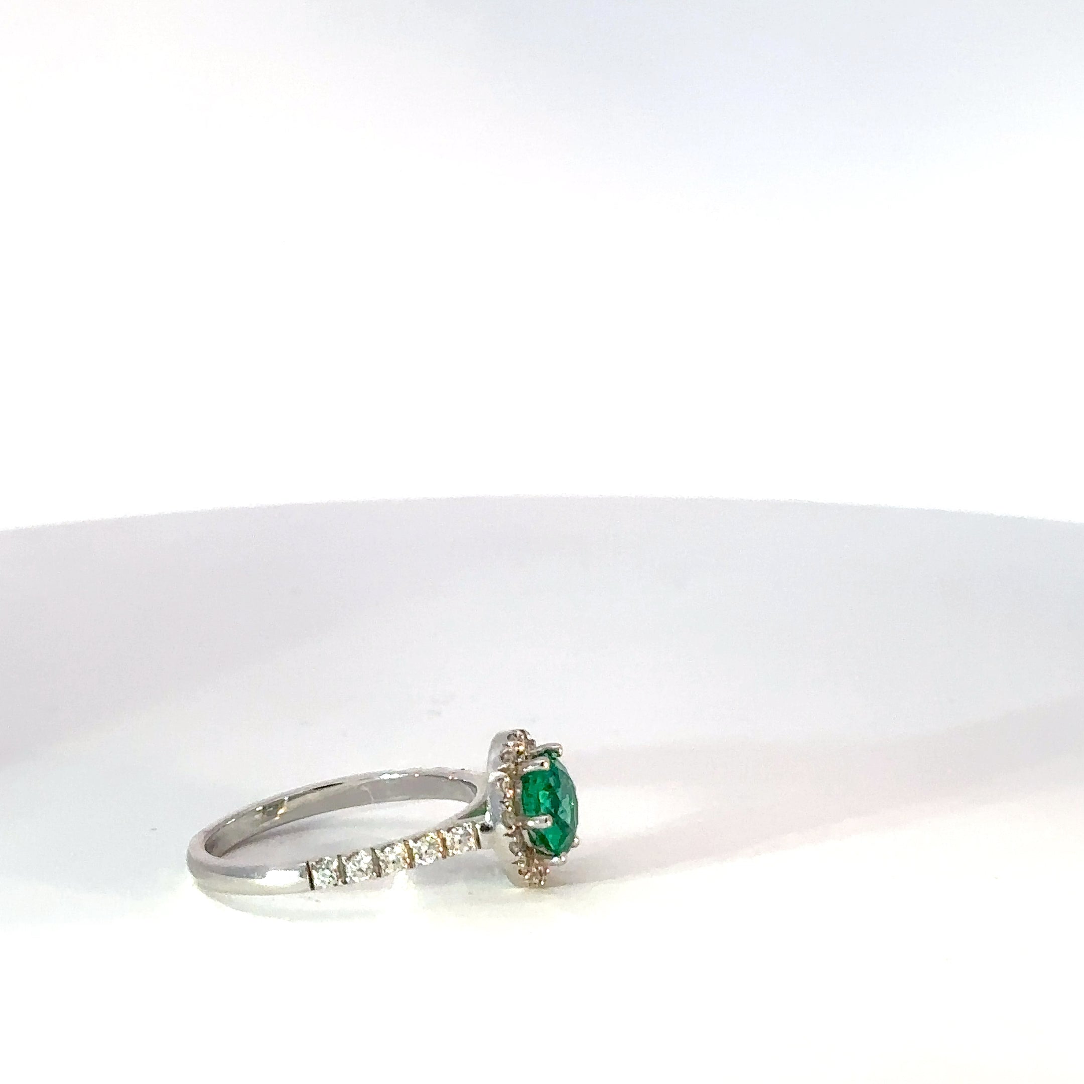 Anillo halo Esmeralda natural y diamantes