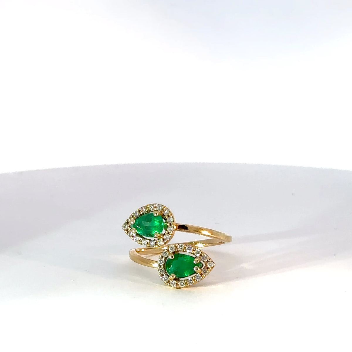 Anillo Cruzado en Oro Amarillo con Esmeraldas en Gotas y Diamantes