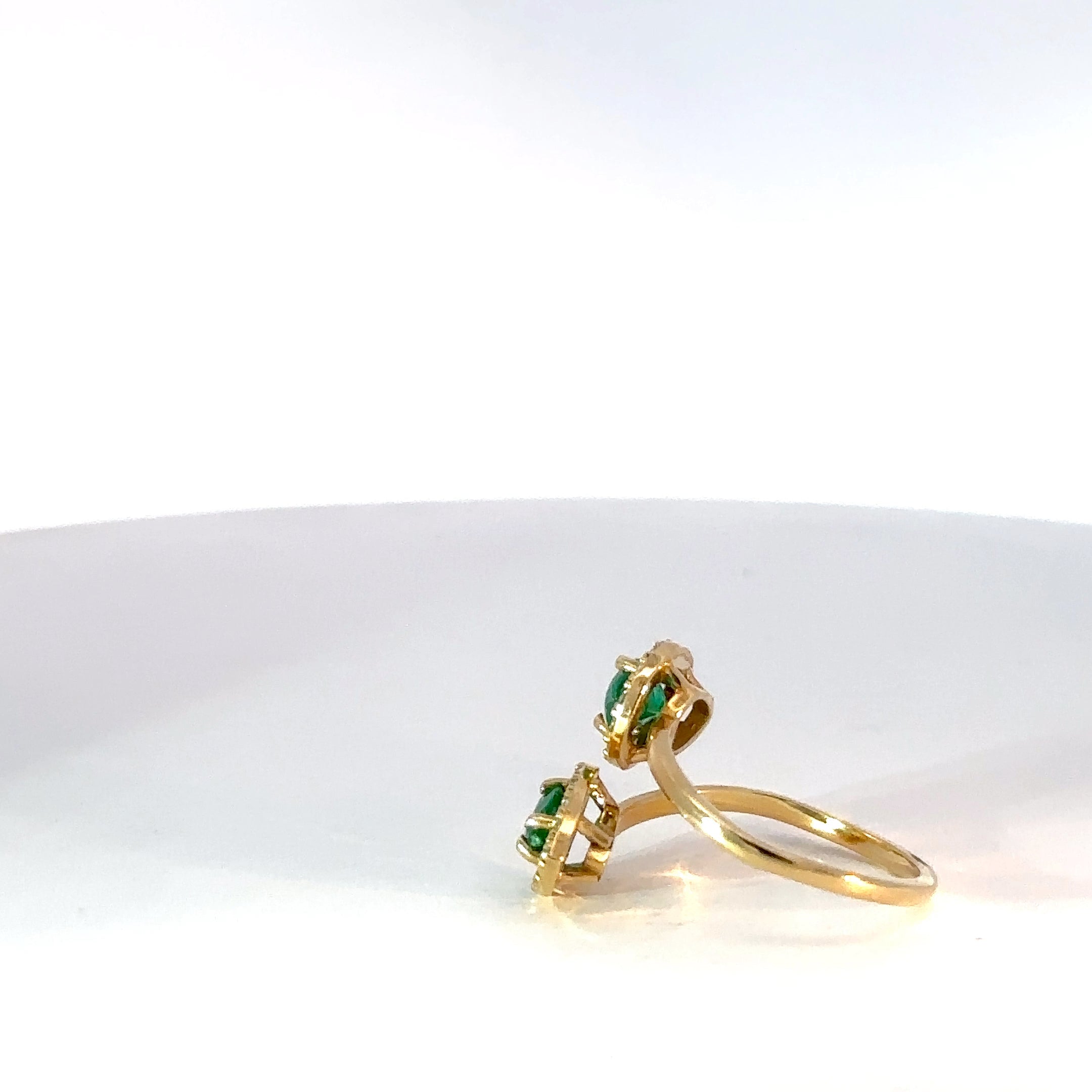 Anillo Cruzado en Oro Amarillo con Esmeraldas en Gotas y Diamantes