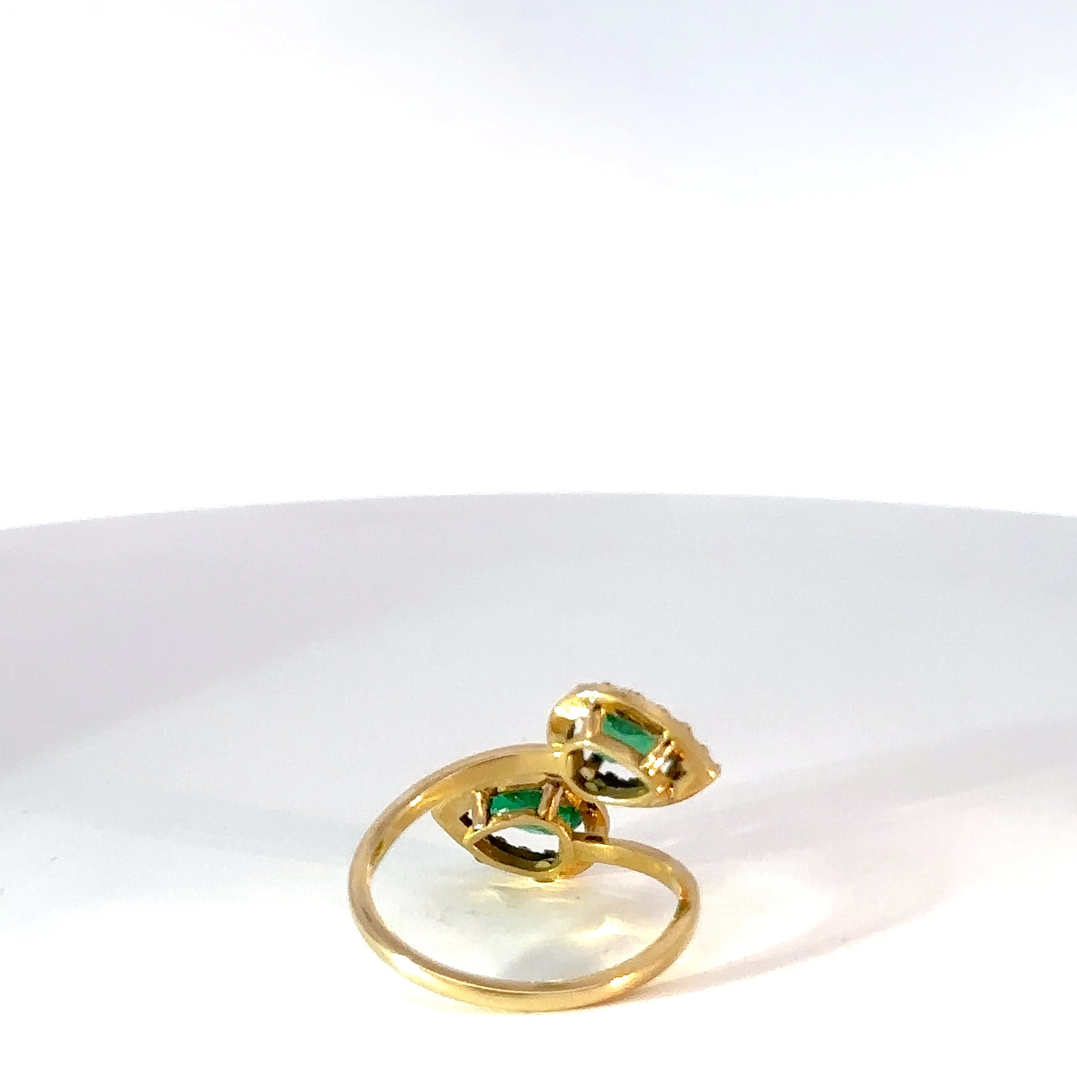 Anillo Cruzado en Oro Amarillo con Esmeraldas en Gotas y Diamantes