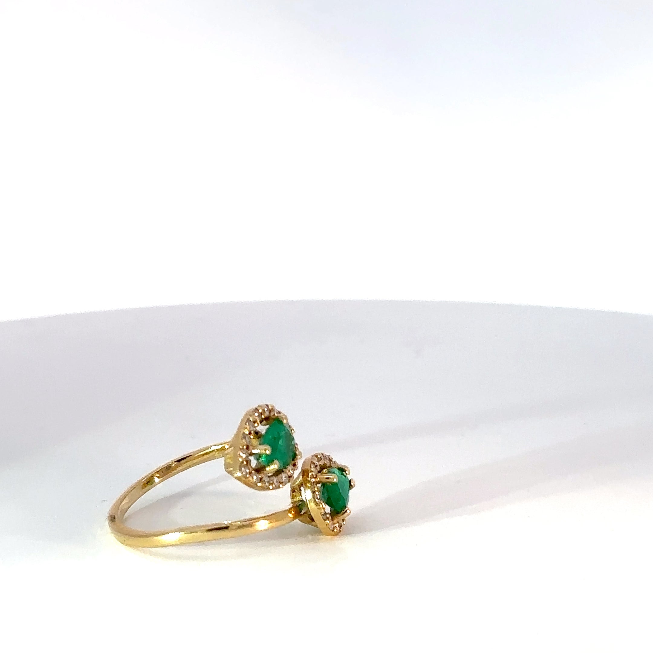 Anillo Cruzado en Oro Amarillo con Esmeraldas en Gotas y Diamantes