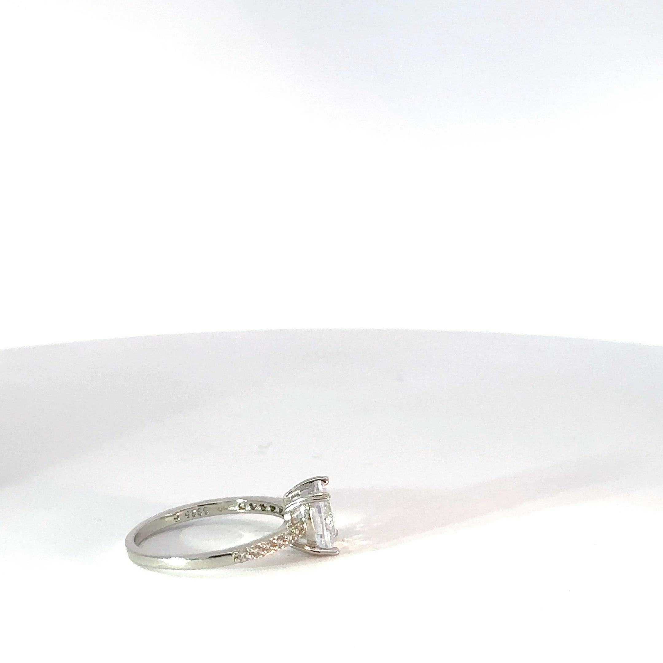 Anillo Solitario con Circones