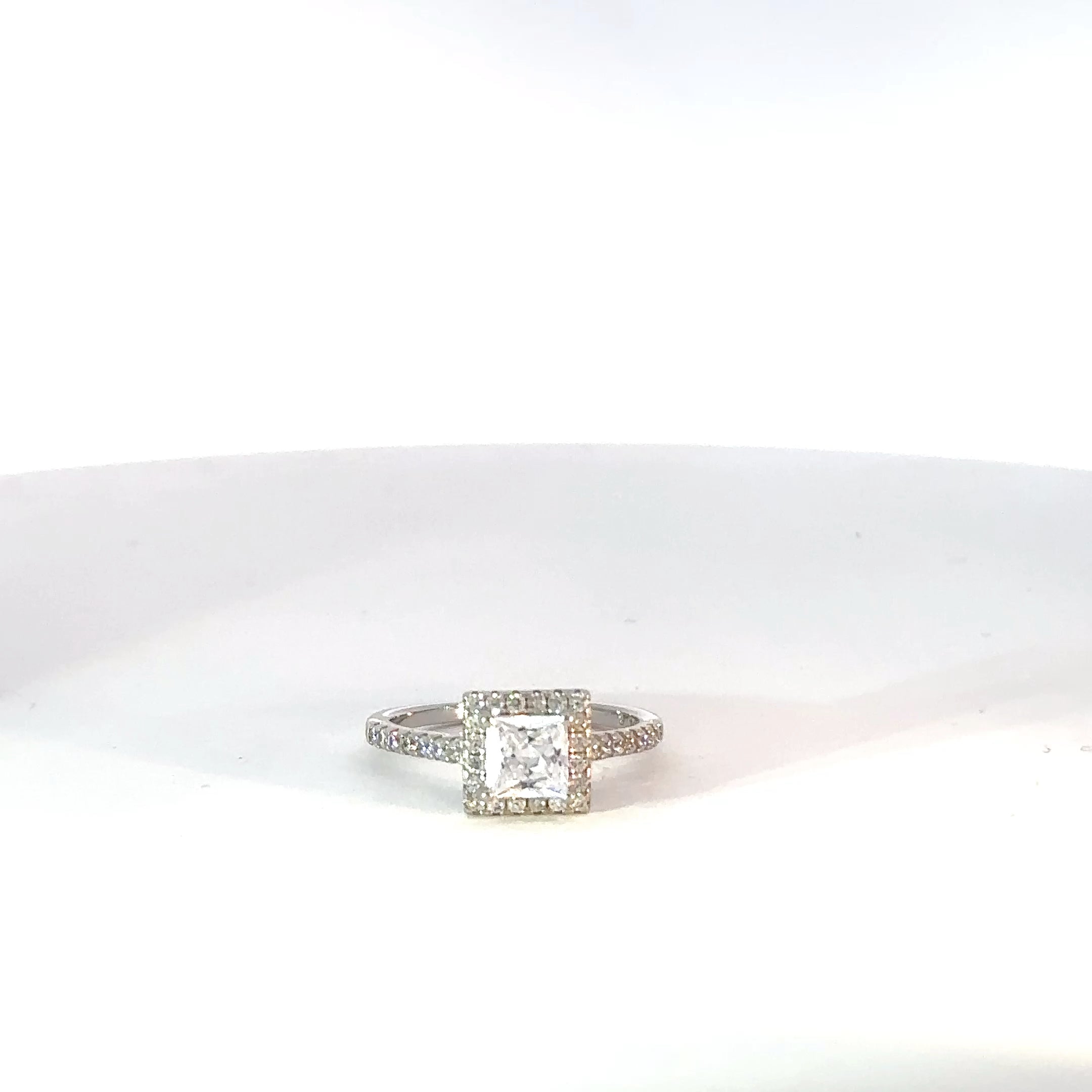 Anillo Solitario Halo circones