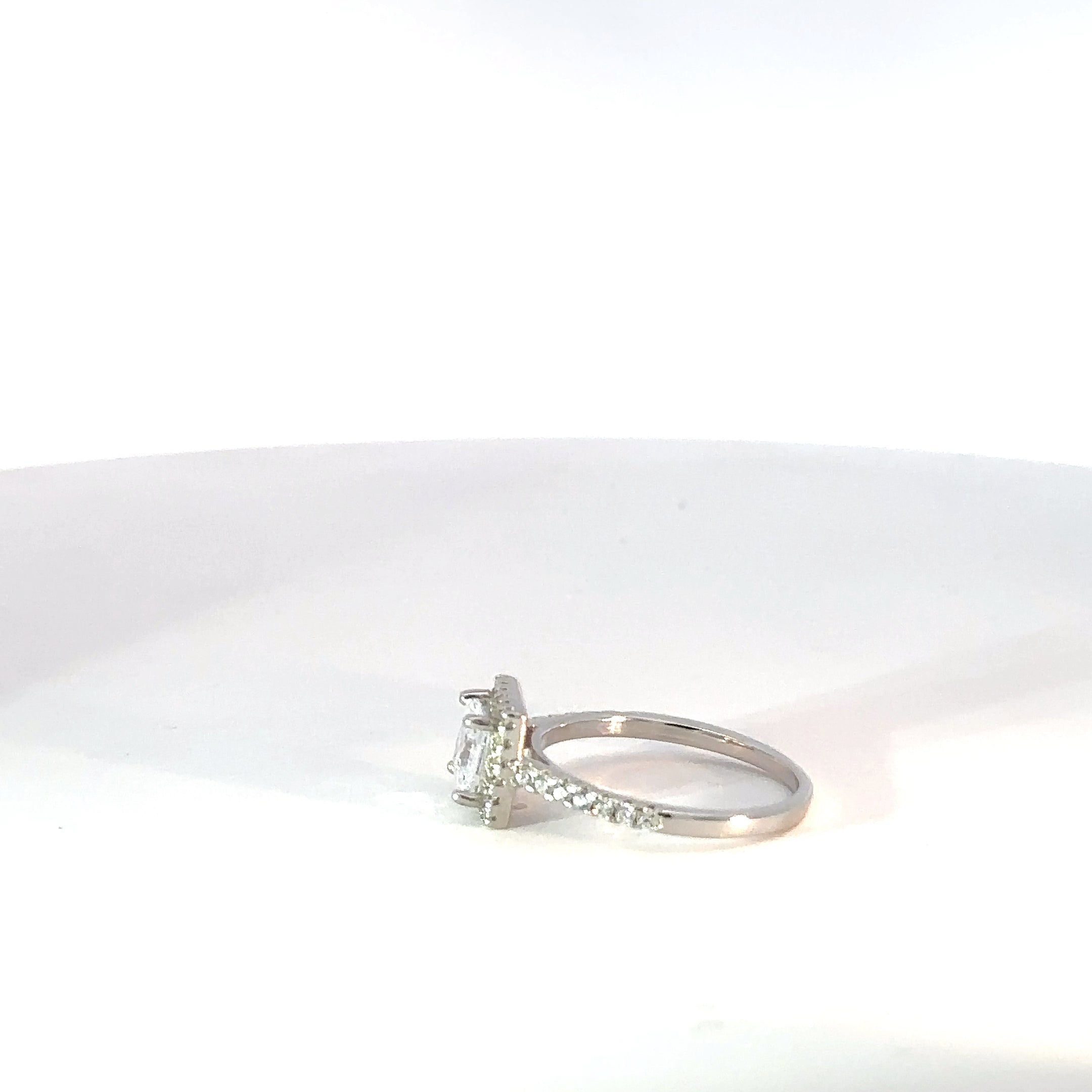 Anillo Solitario Halo circones