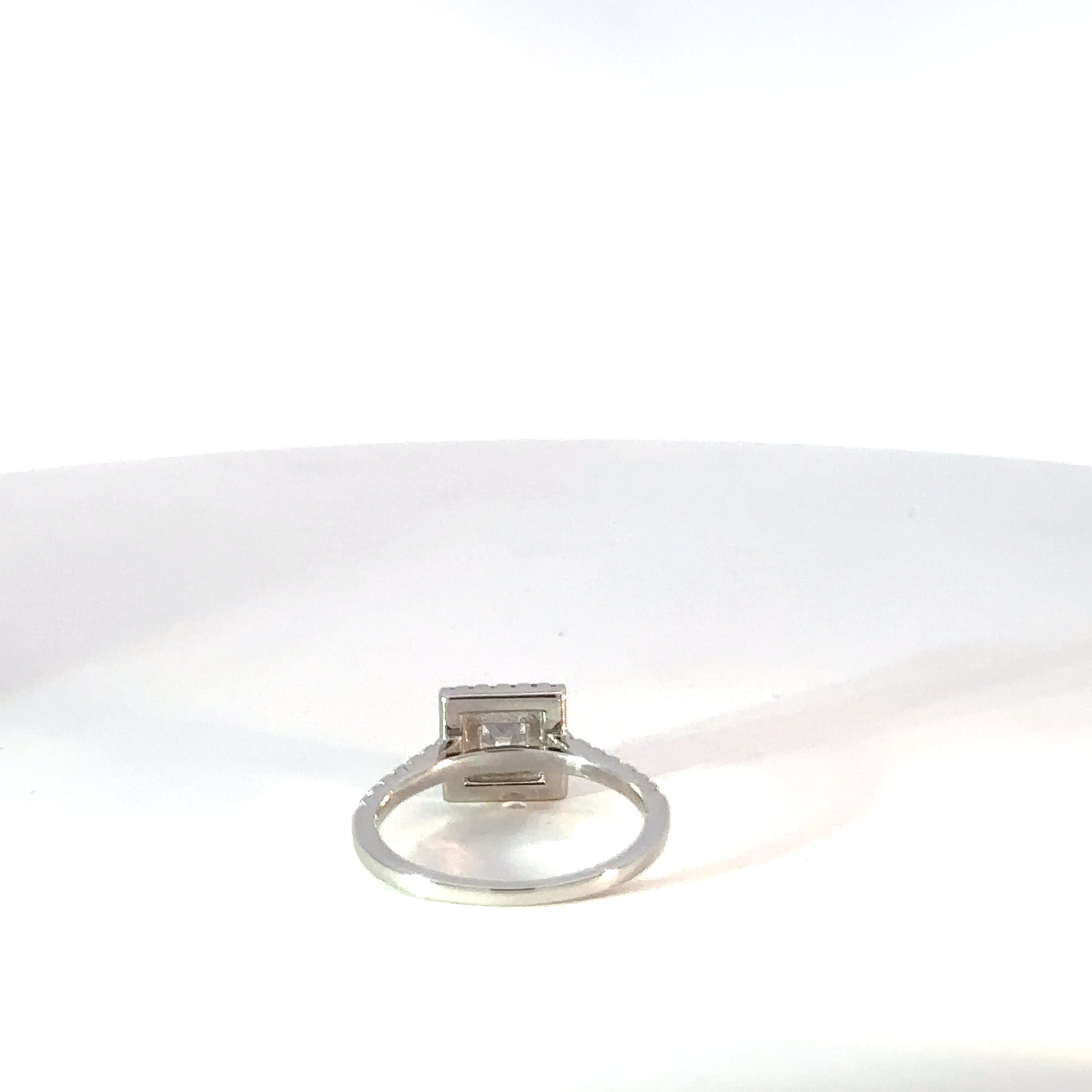 Anillo Solitario Halo circones