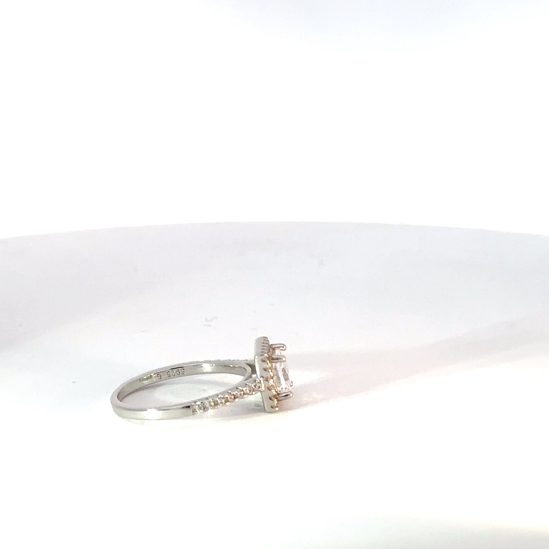 Anillo Solitario Halo circones