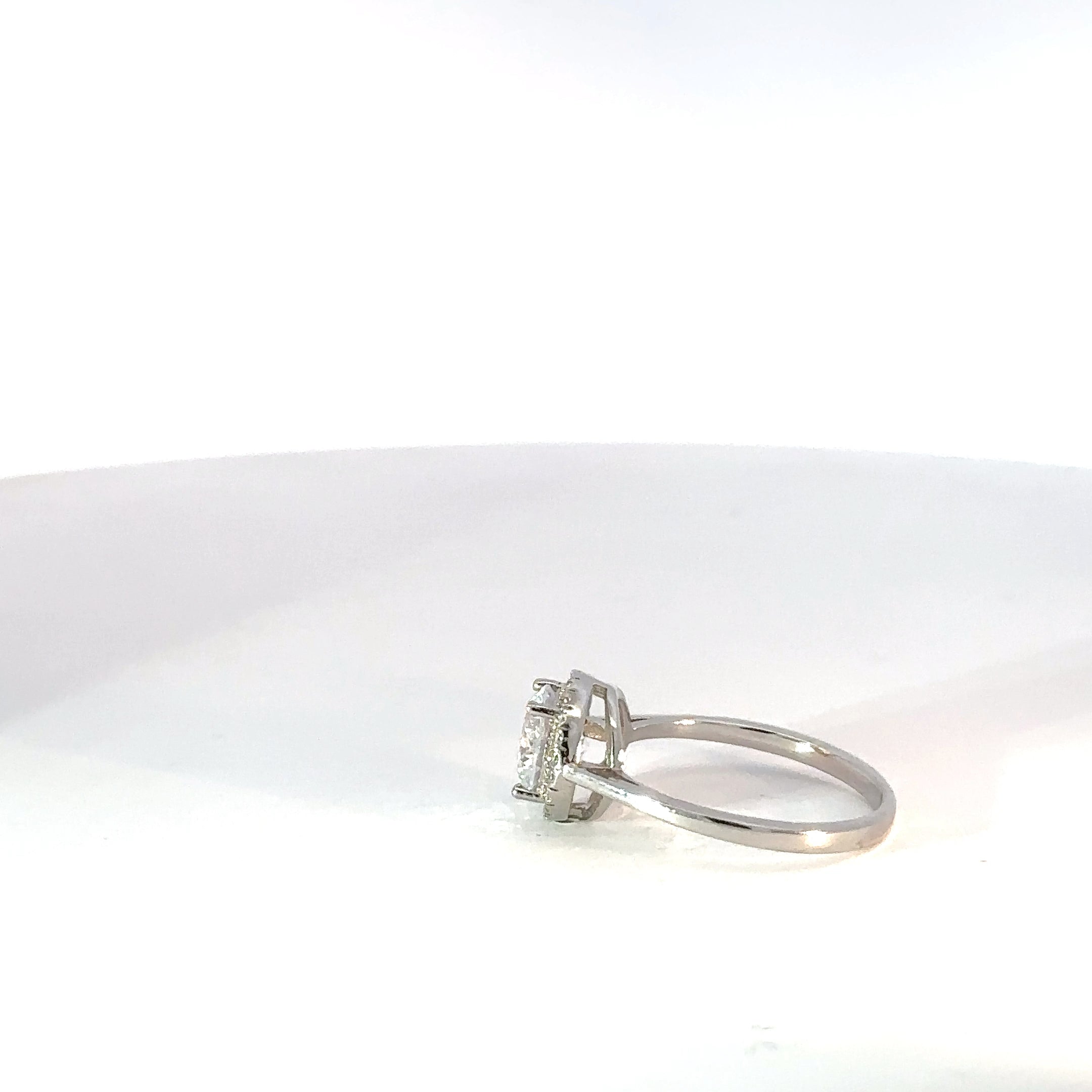 Anillo Solitario Cluster con Circones