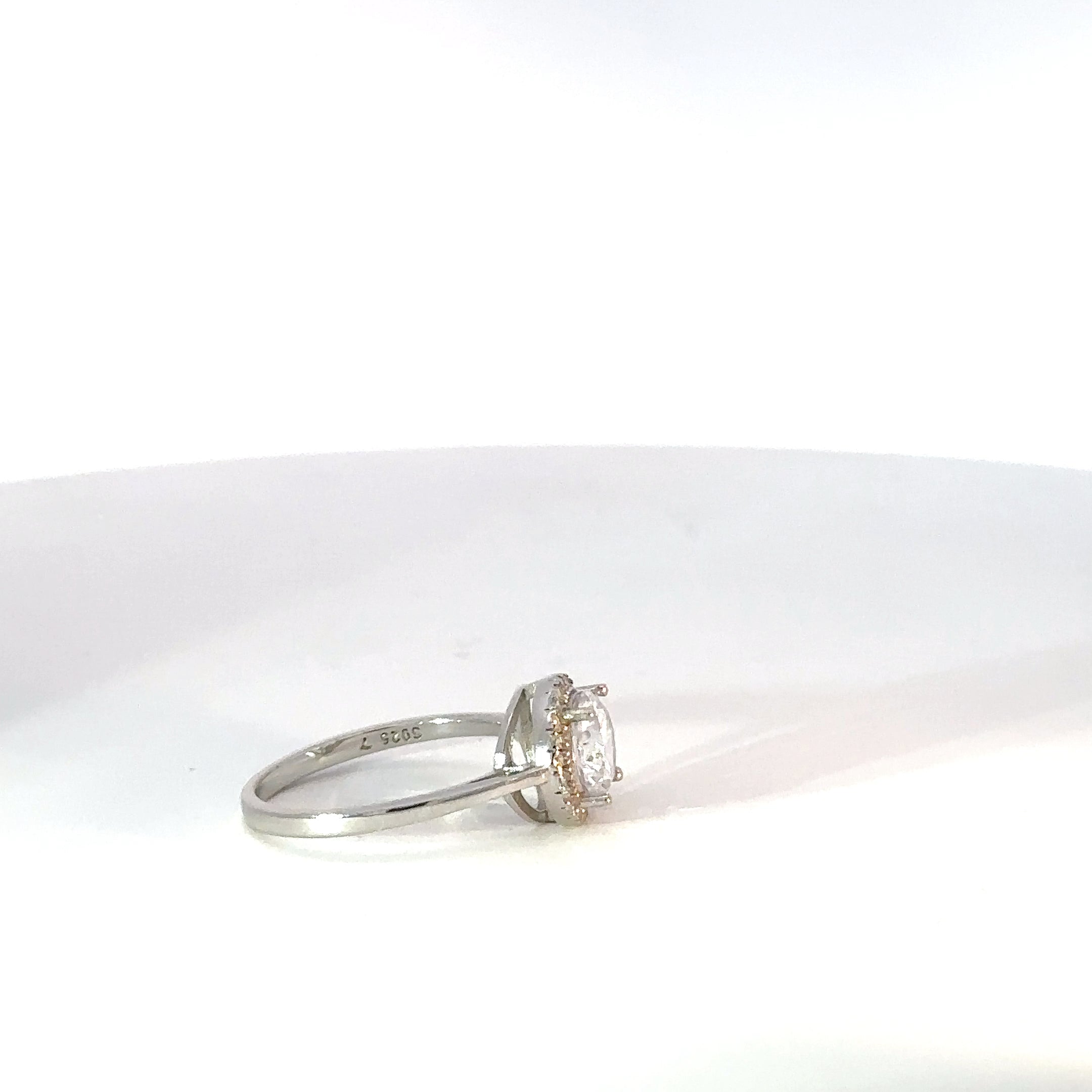 Anillo Solitario Cluster con Circones