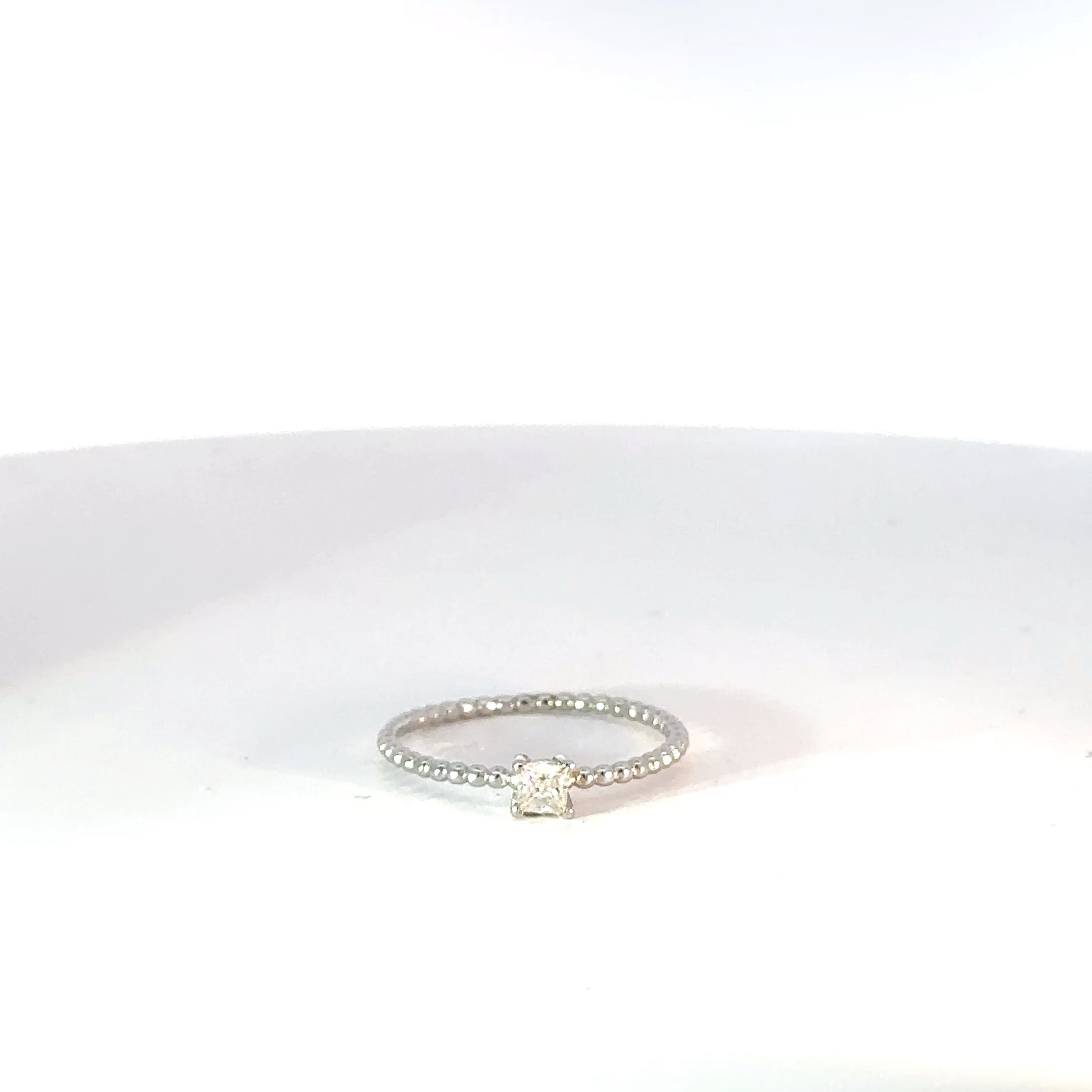 Anillo Solitario en Plata con circón