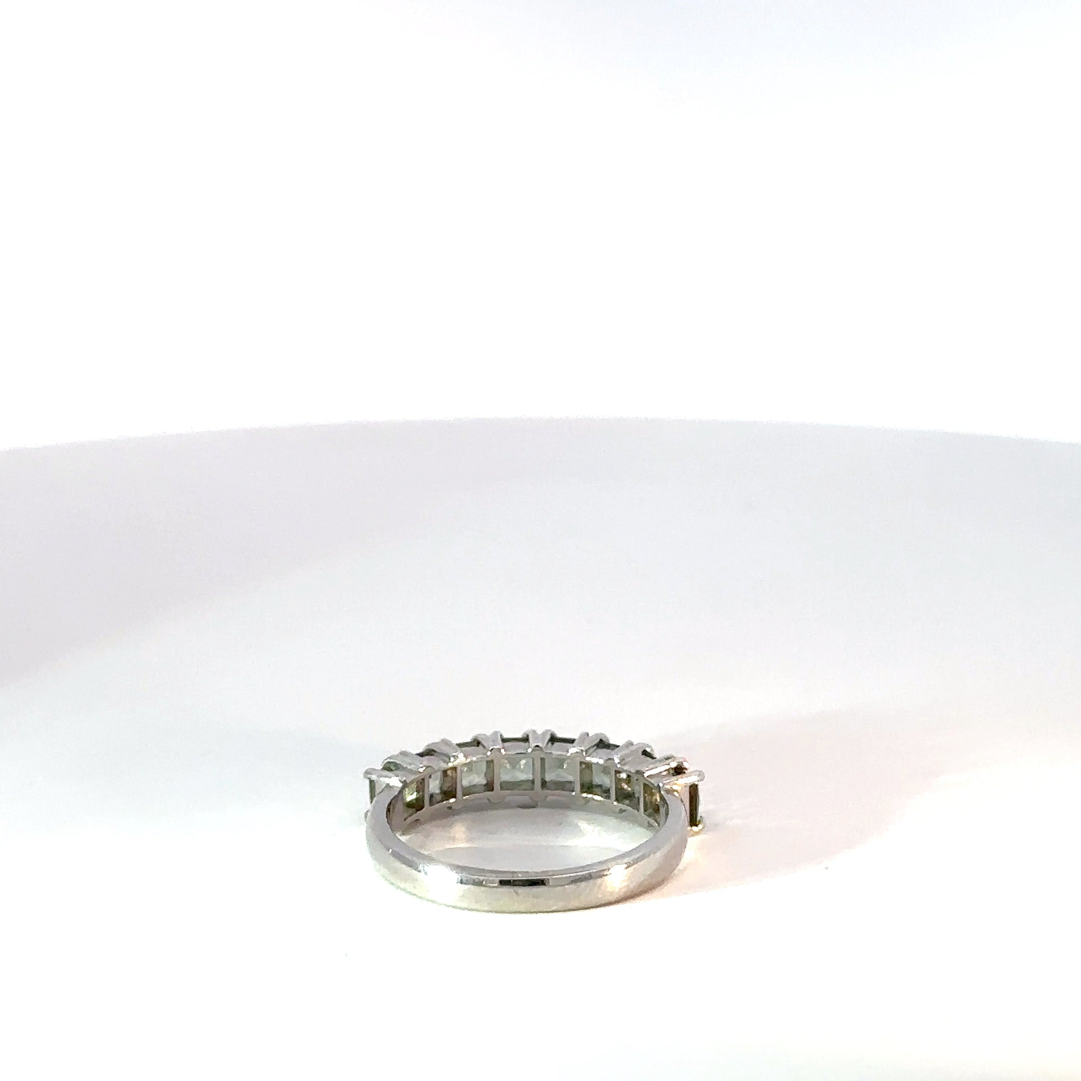 Anillo Cintillo en Plata con espinela de Colores