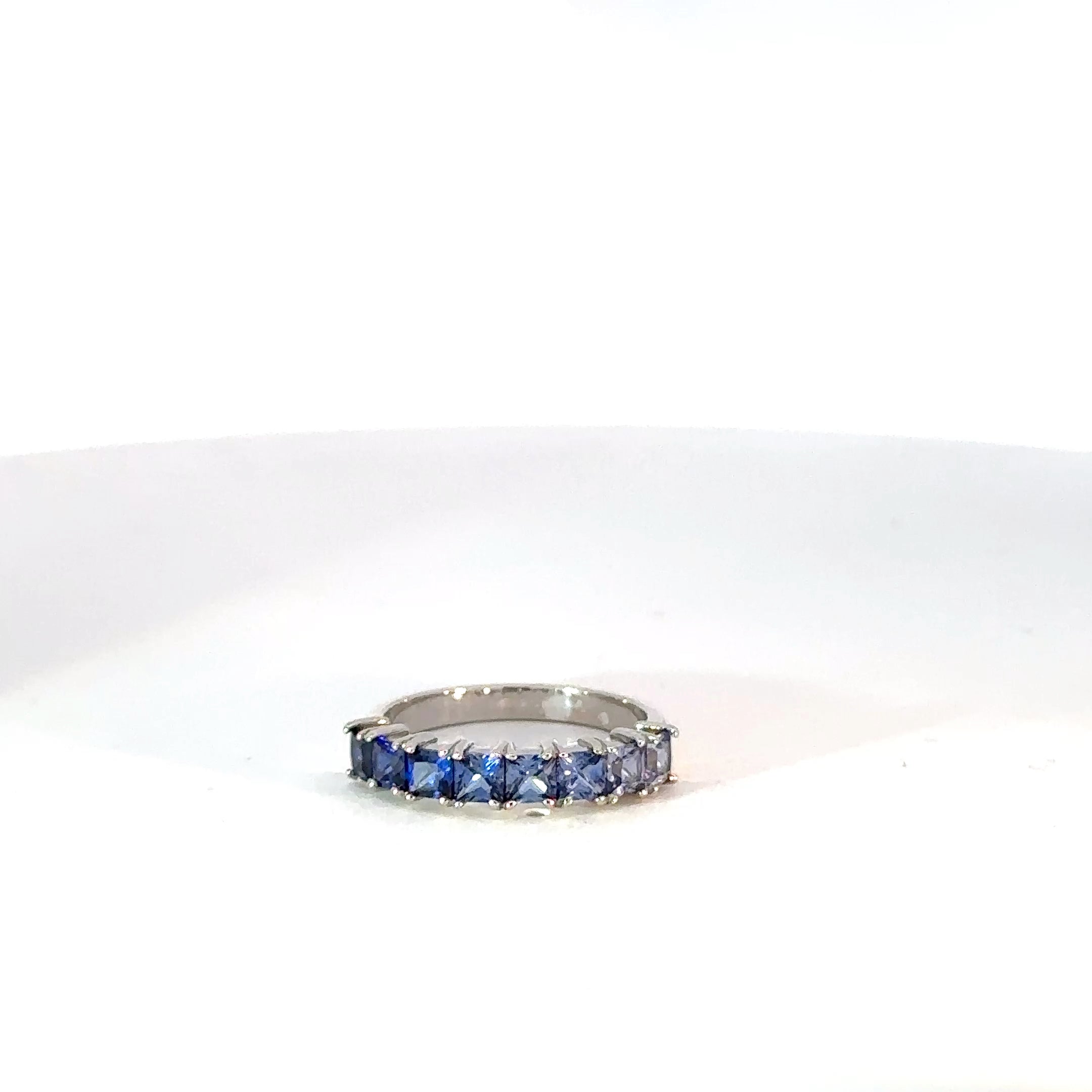 Anillo Cintillo en Plata con espinela de Colores