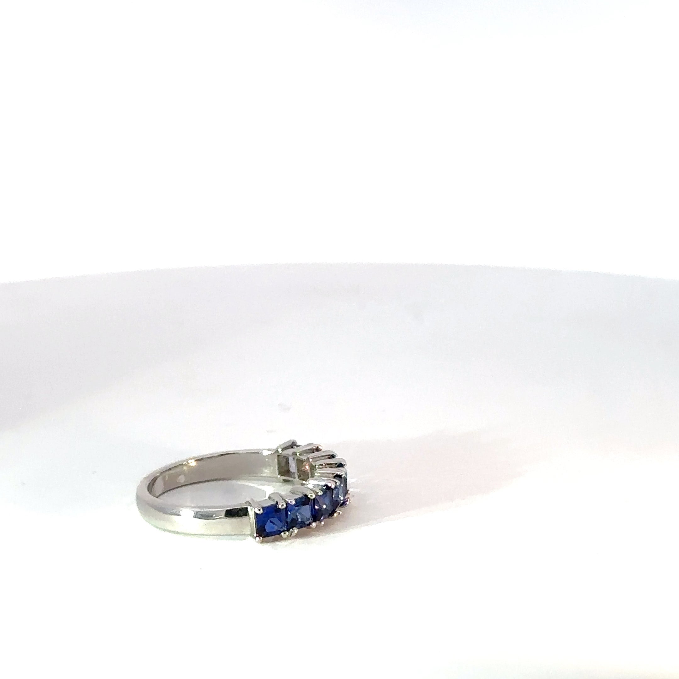 Anillo Cintillo en Plata con espinela de Colores