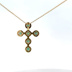 Dije de Cruz de Oro Amarillo y Esmeraldas