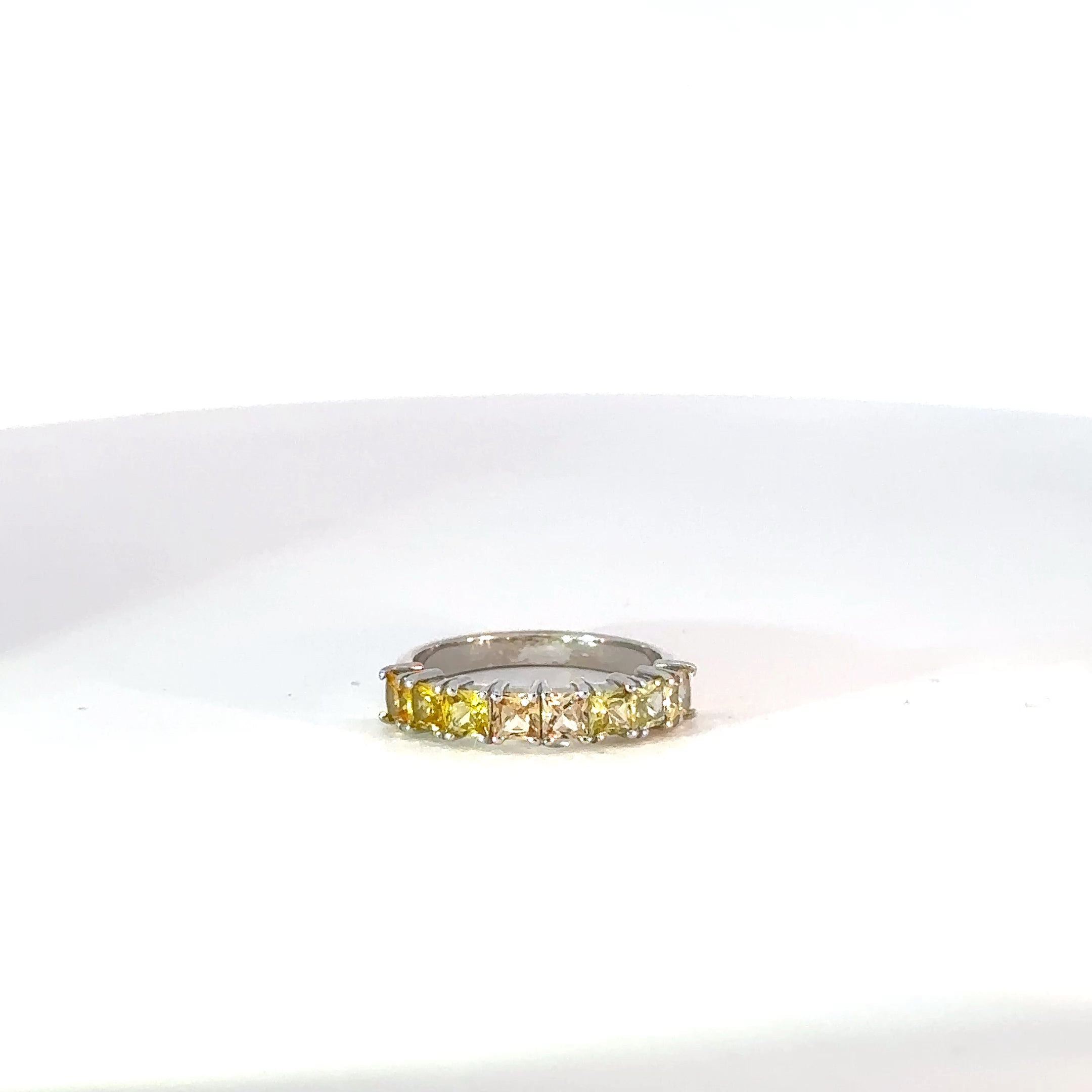 Anillo Cintillo en Plata con espinela de Colores