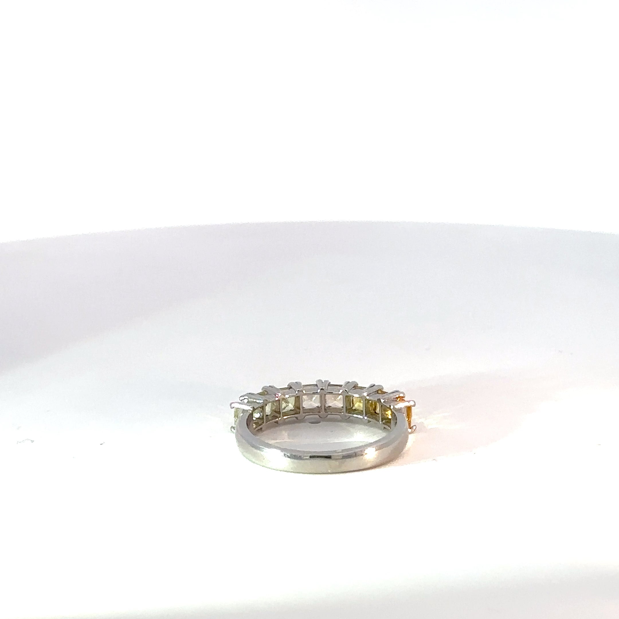 Anillo Cintillo en Plata con espinela de Colores