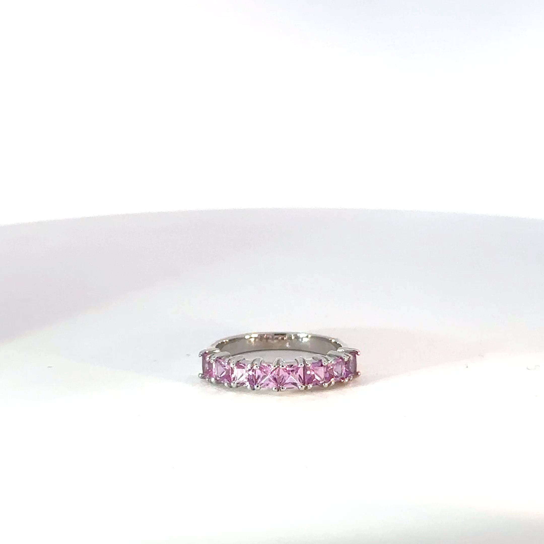 Anillo Cintillo en Plata con espinela de Colores