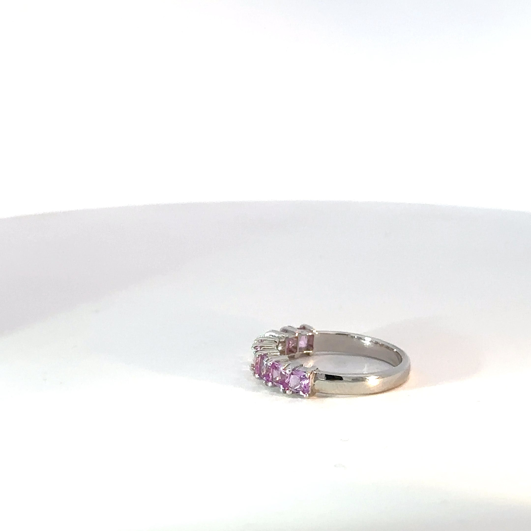 Anillo Cintillo en Plata con espinela de Colores