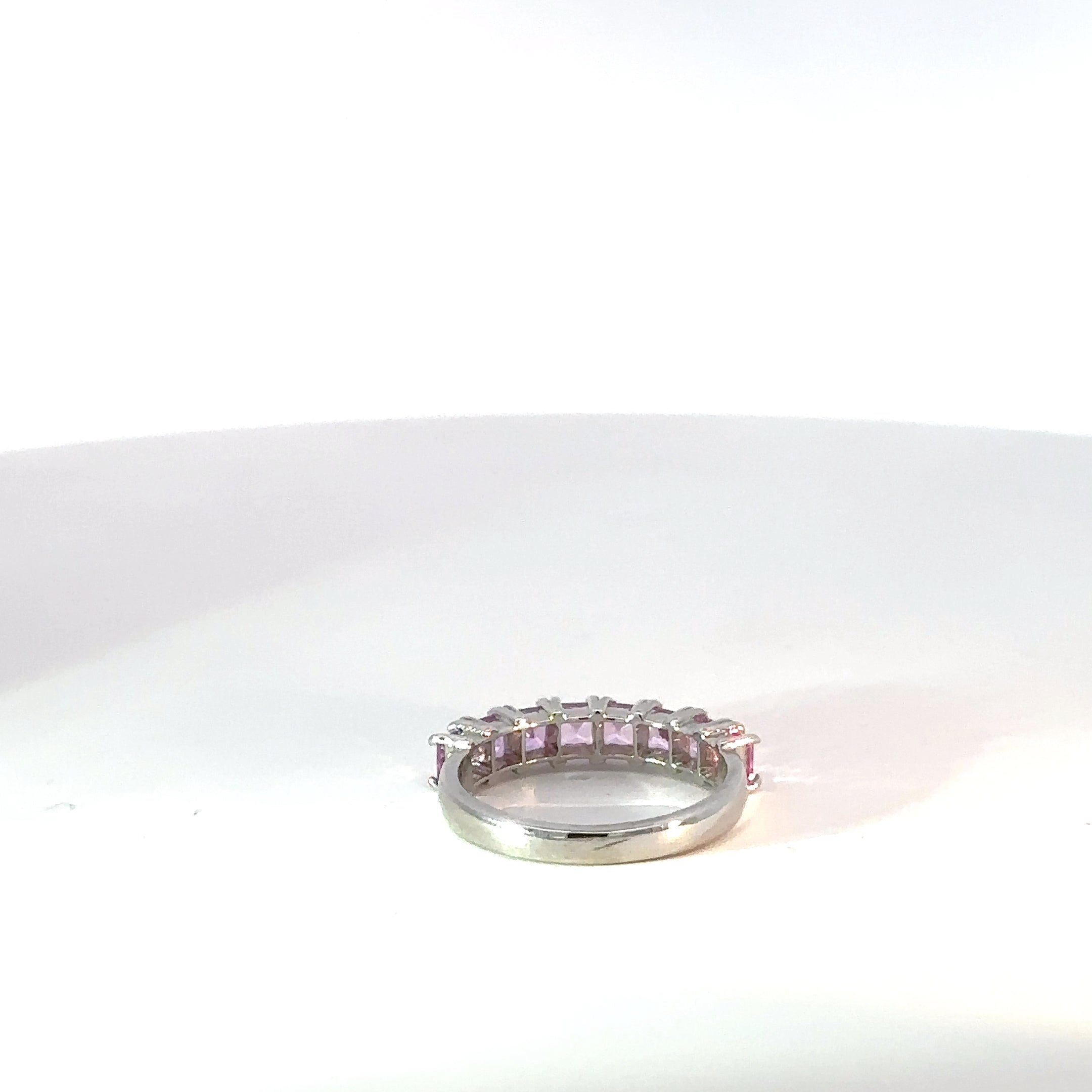 Anillo Cintillo en Plata con espinela de Colores