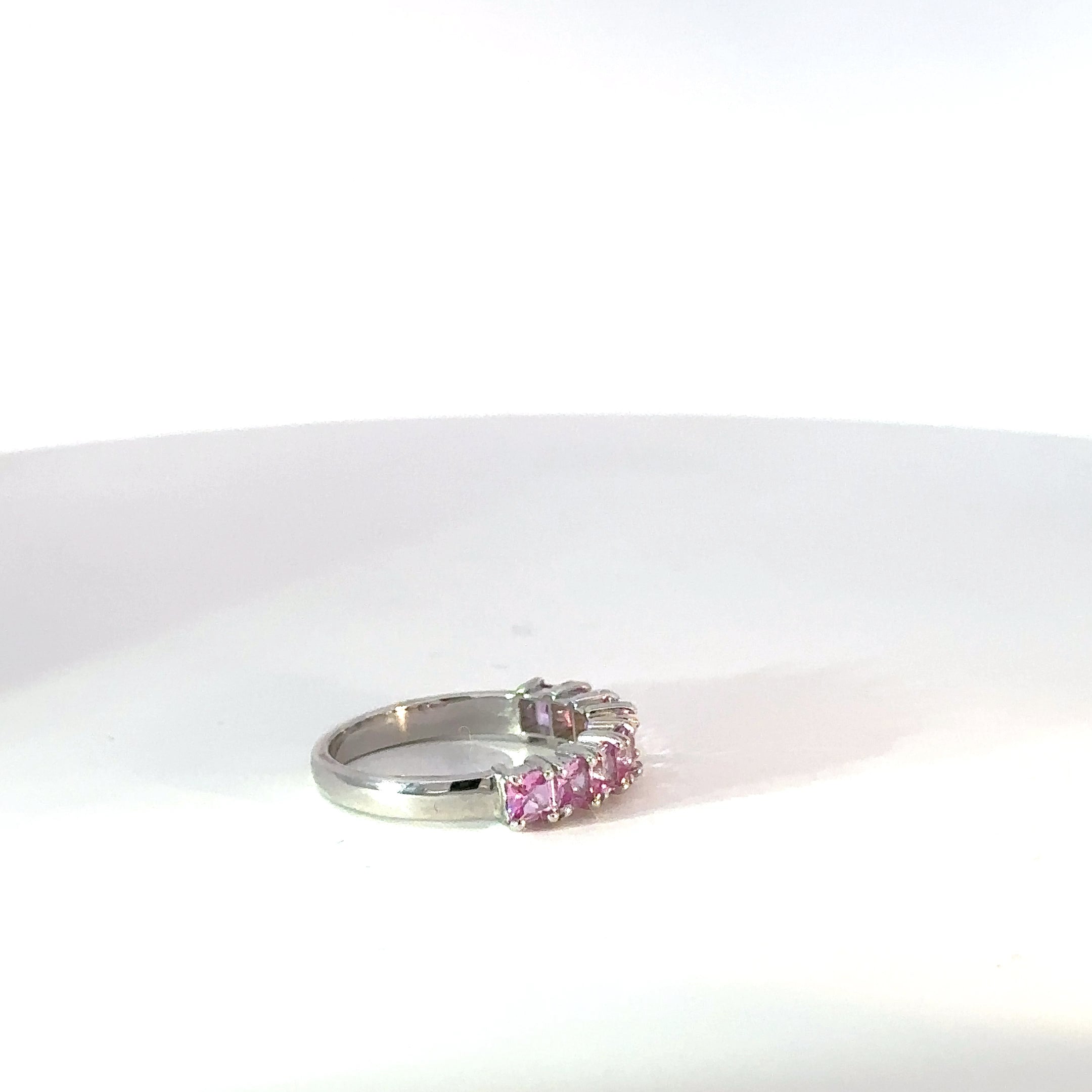 Anillo Cintillo en Plata con espinela de Colores