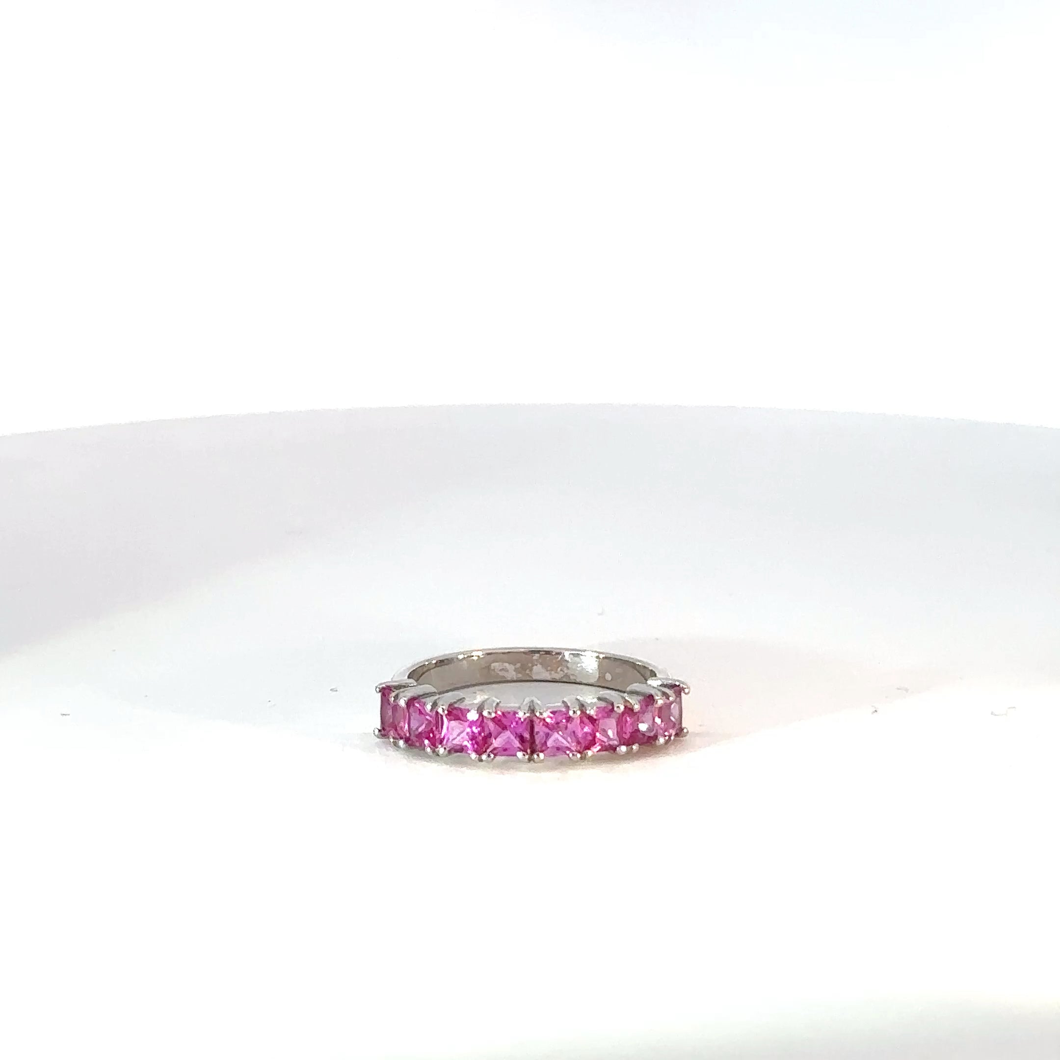 Anillo Cintillo en Plata con espinela de Colores